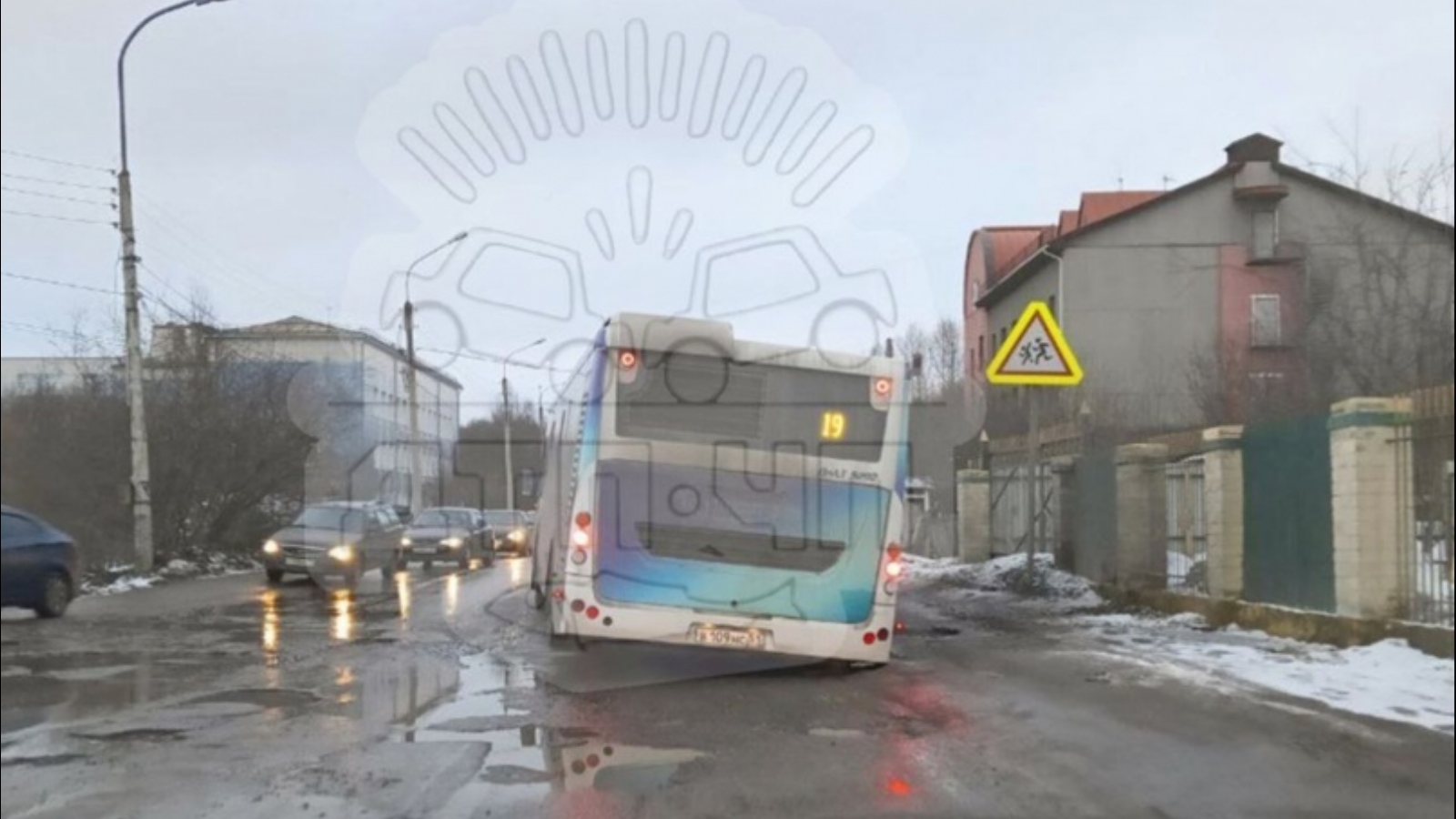 В Мурманске в яму провалился рейсовый автобус