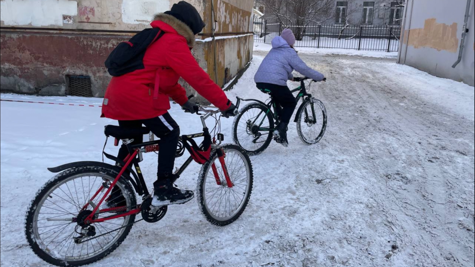 В Мурманске оттаяли первые велосипедисты