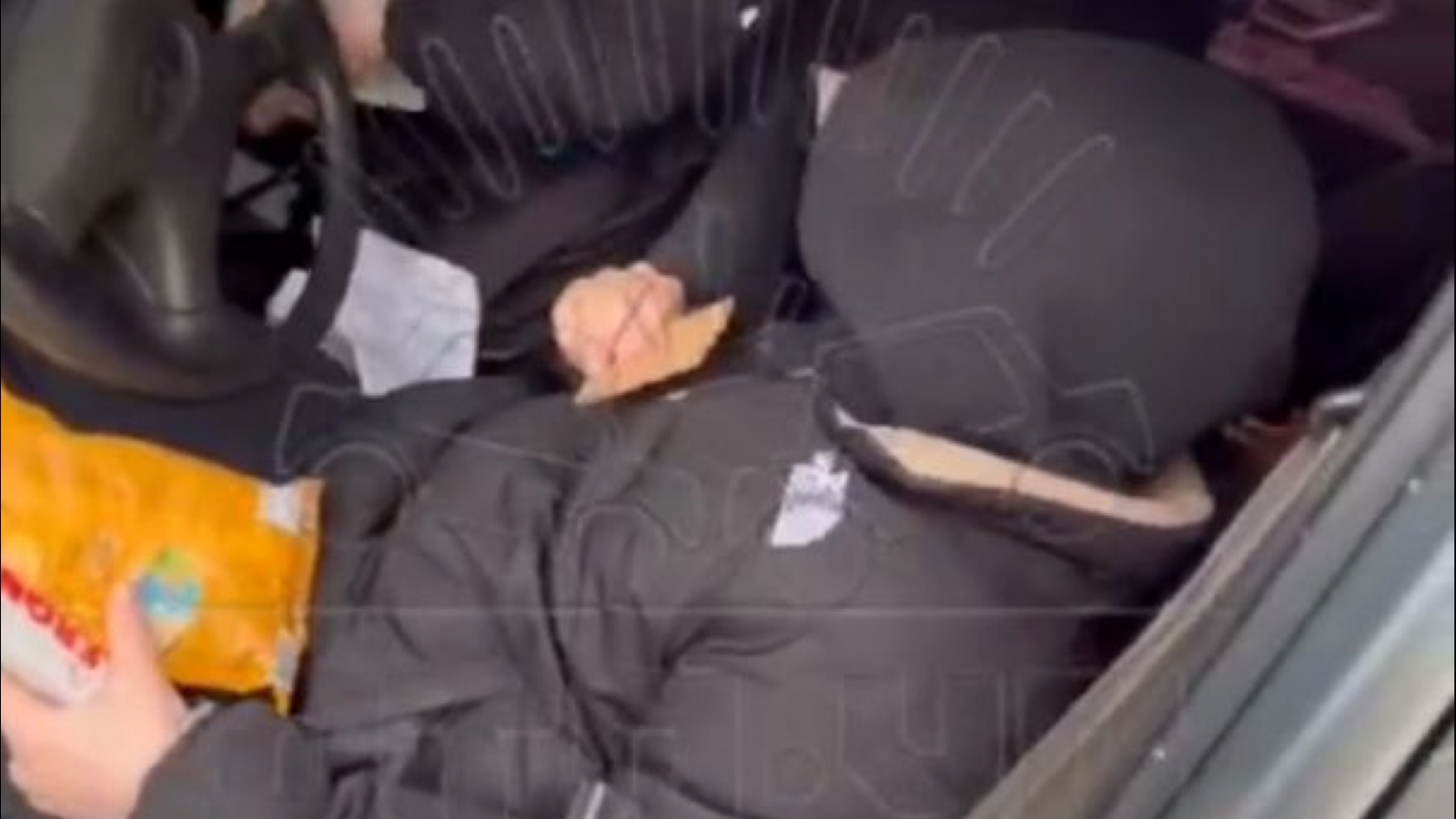 Подростки в Мурманске проникли в чужую машину и ели в ней печенье