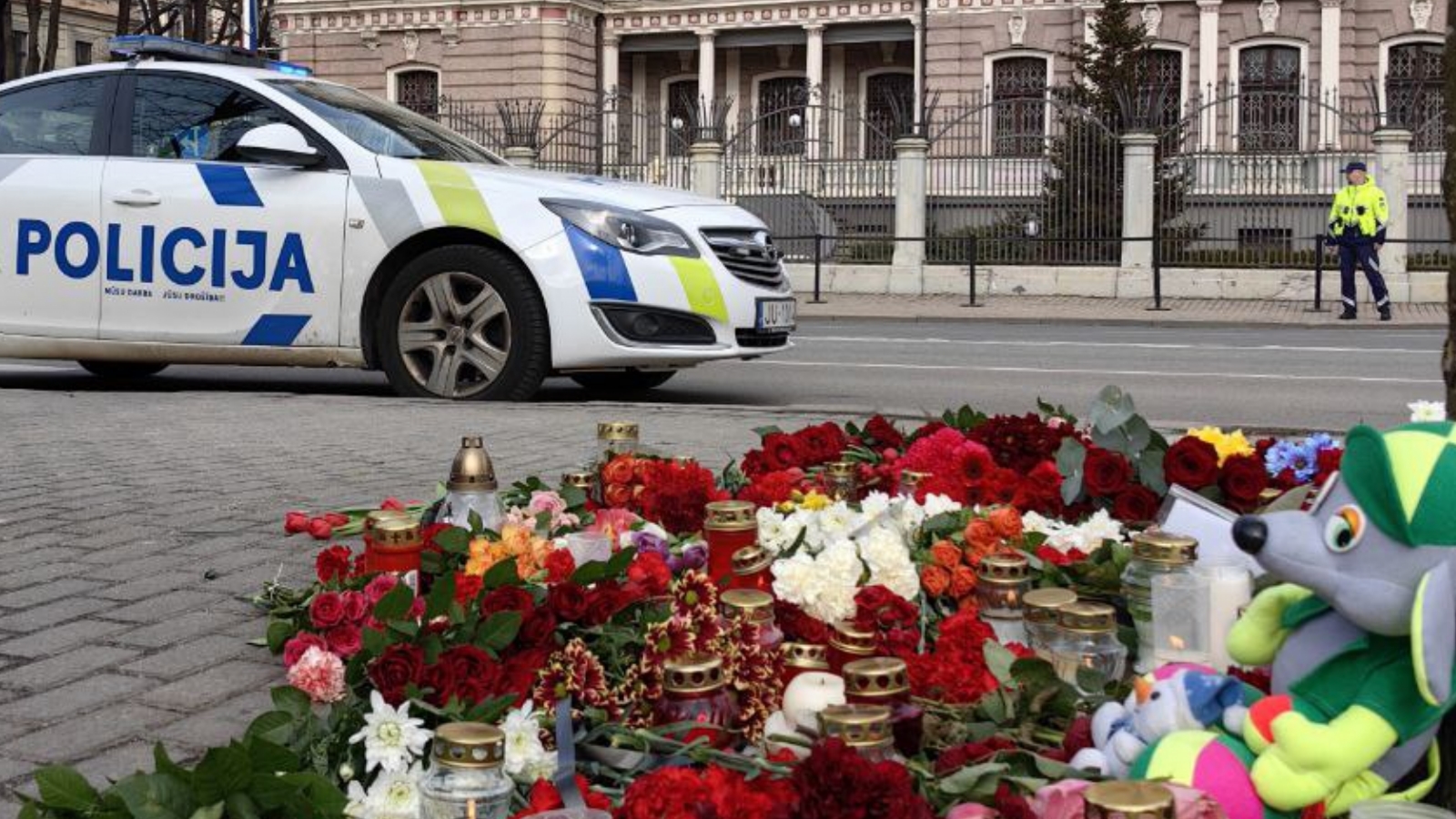 Рижская полиция запретила приносить цветы к посольству России