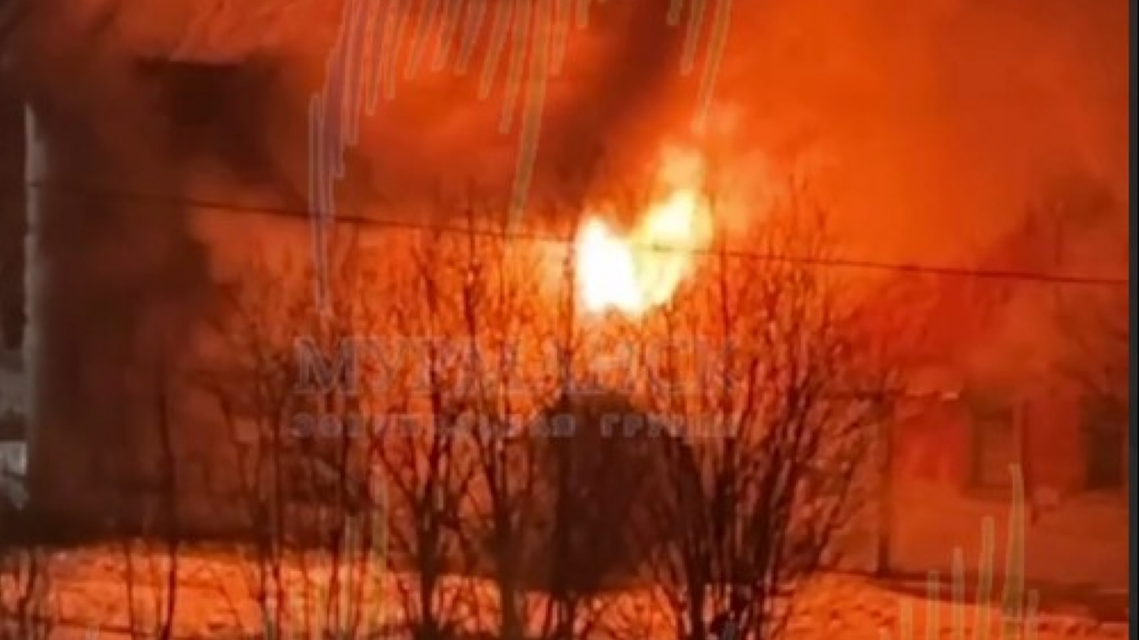 В Мурманске пожар в нежилом доме попал на [видео]