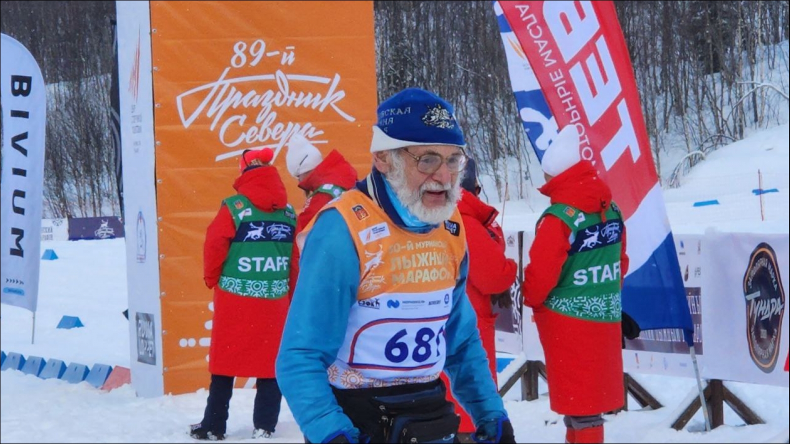 83-летний житель Москвы преодолел 25 км на Мурманском лыжном марафоне