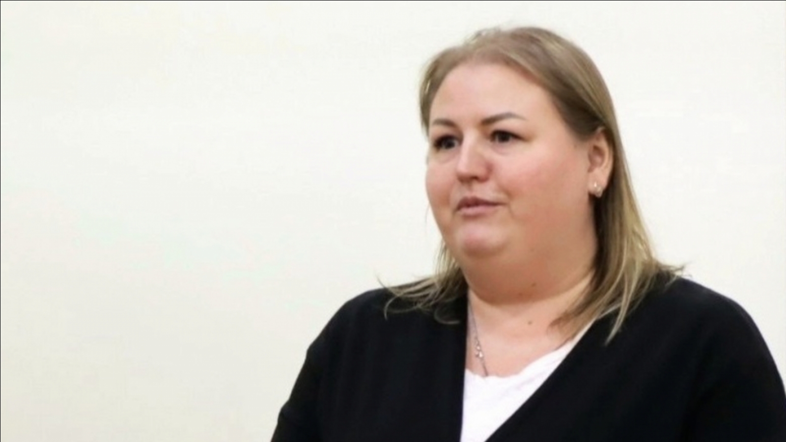 Скандальная чиновница из Никеля продолжает игнорировать журналистов