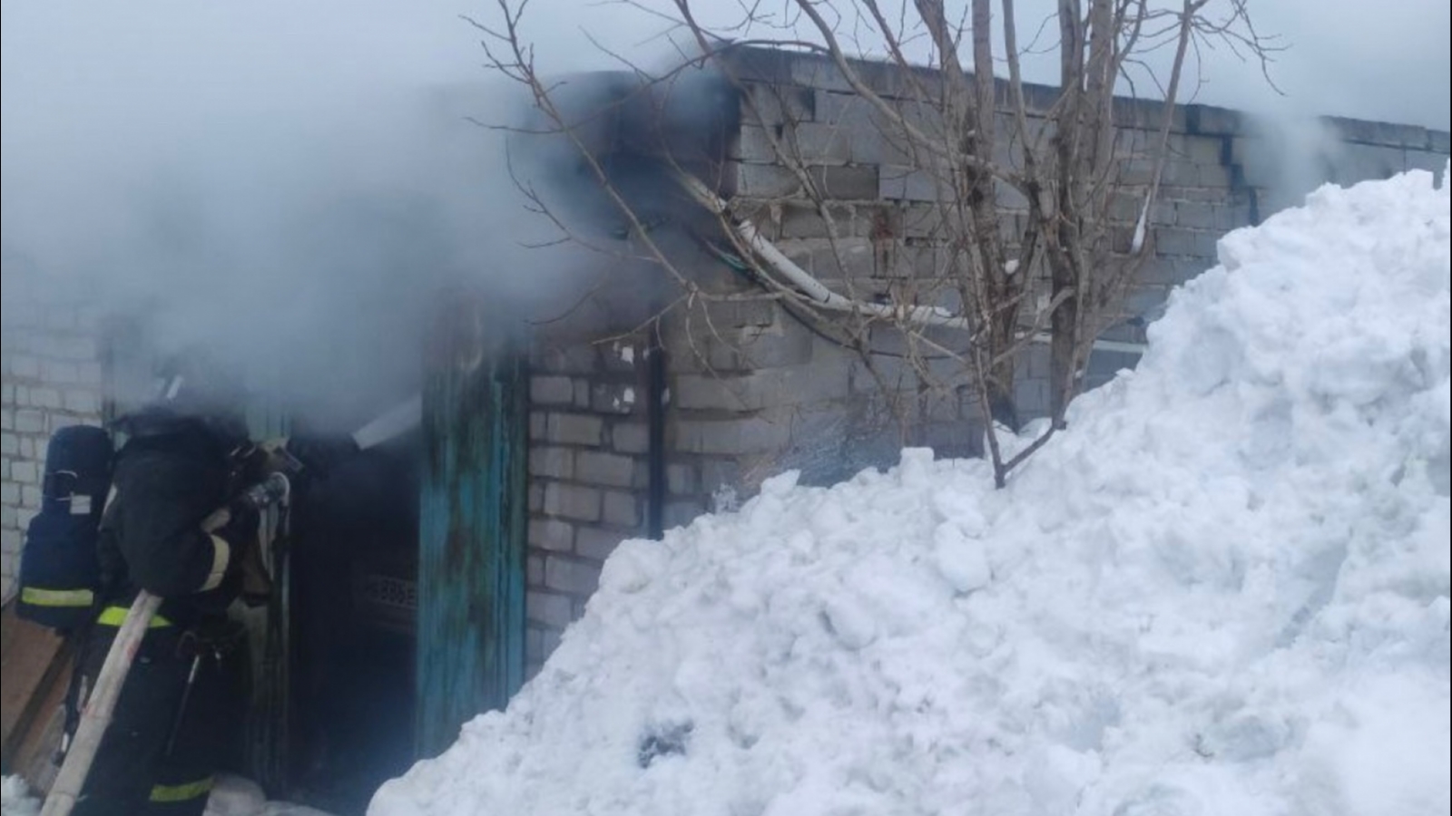 Восемь спасателей тушили пожар на Грузовой в Мончегорске