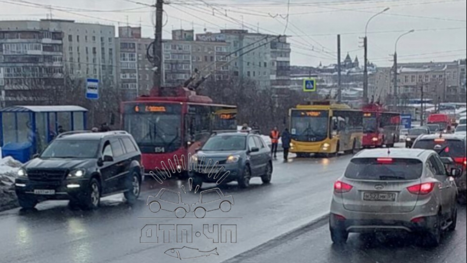 Авария в Мурманске заблокировала движение троллейбусов