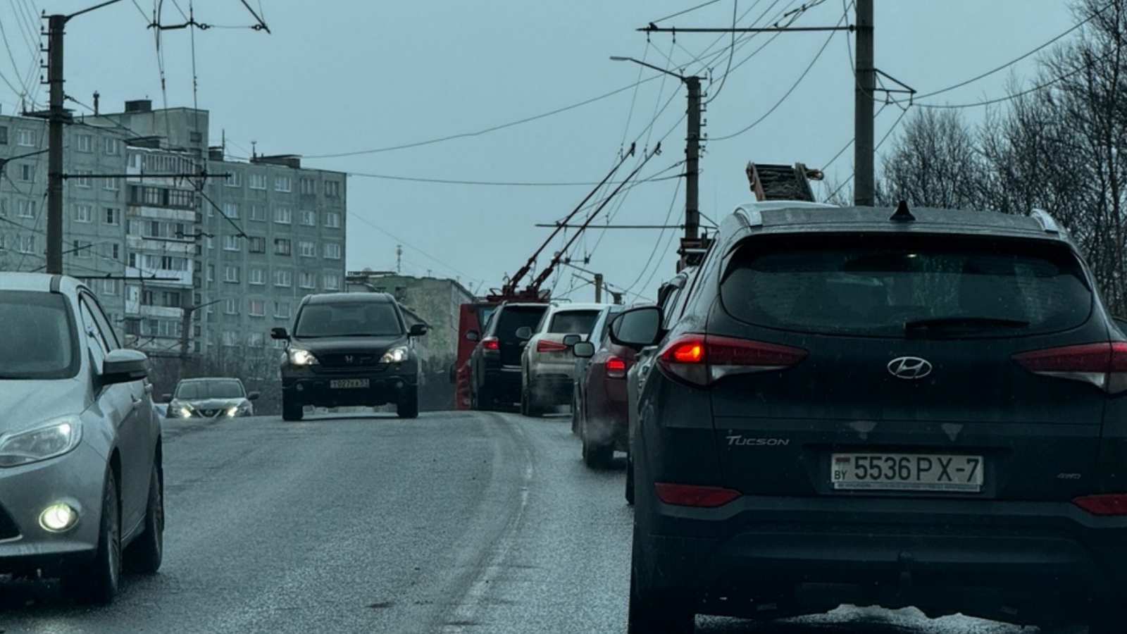 На Героев-североморцев в Мурманске образовался затор из-за дорожников