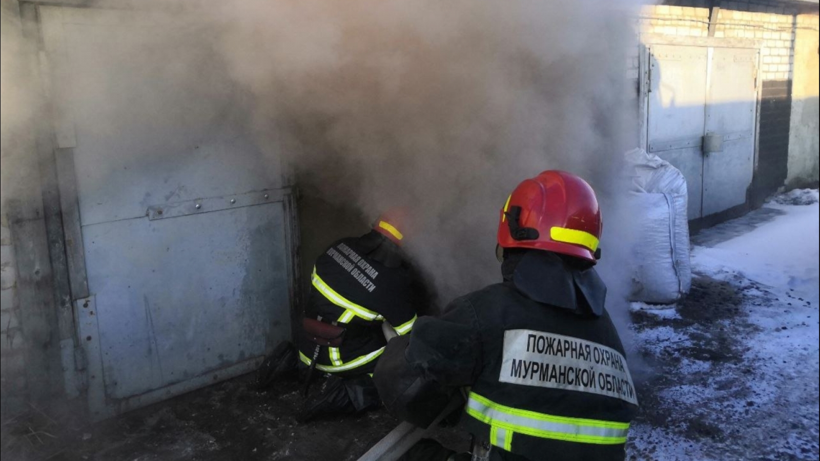 Пять спасателей тушили горящий гараж в Оленегорске