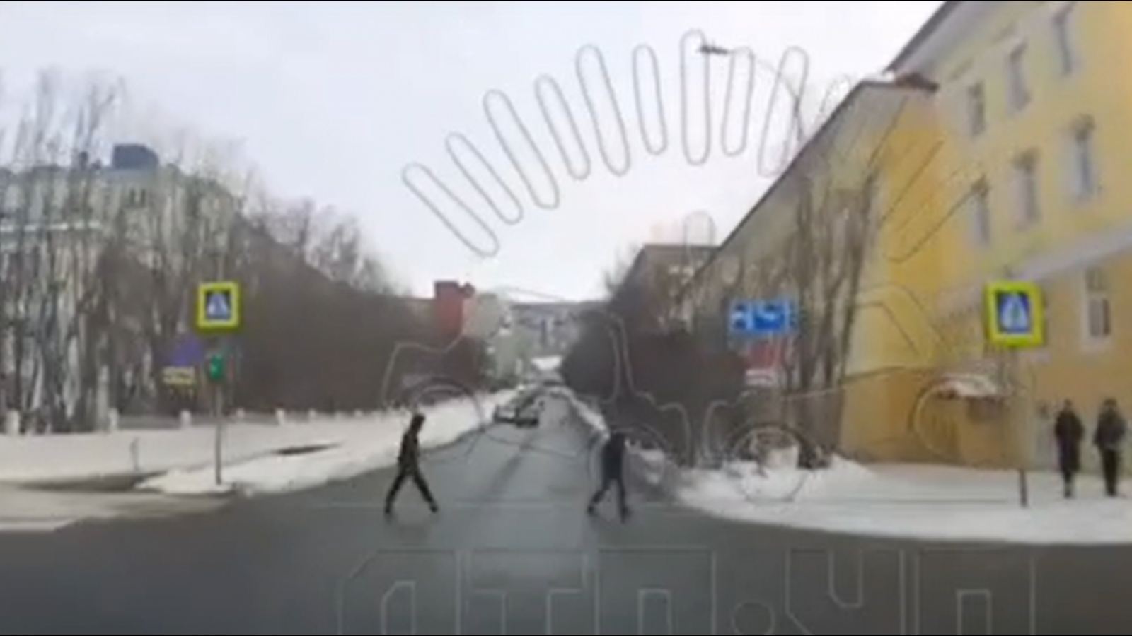 Бесстрашные пешеходы в Мурманске ходят на красный [видео]