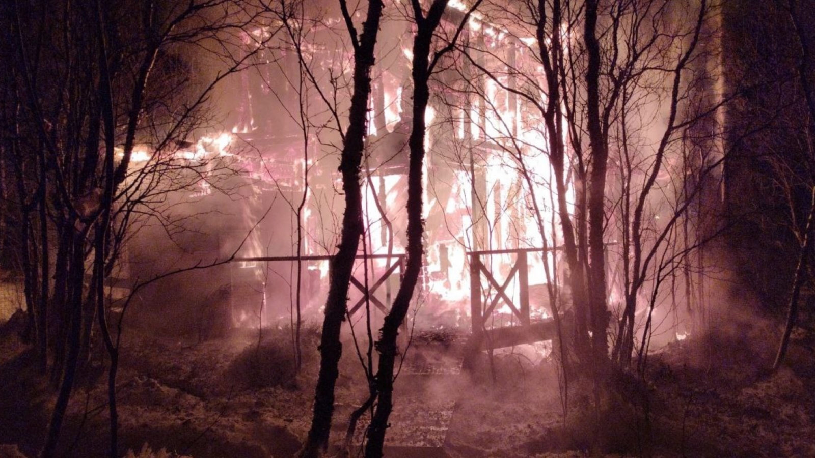 Утром в Ковдорском округе сгорела дача