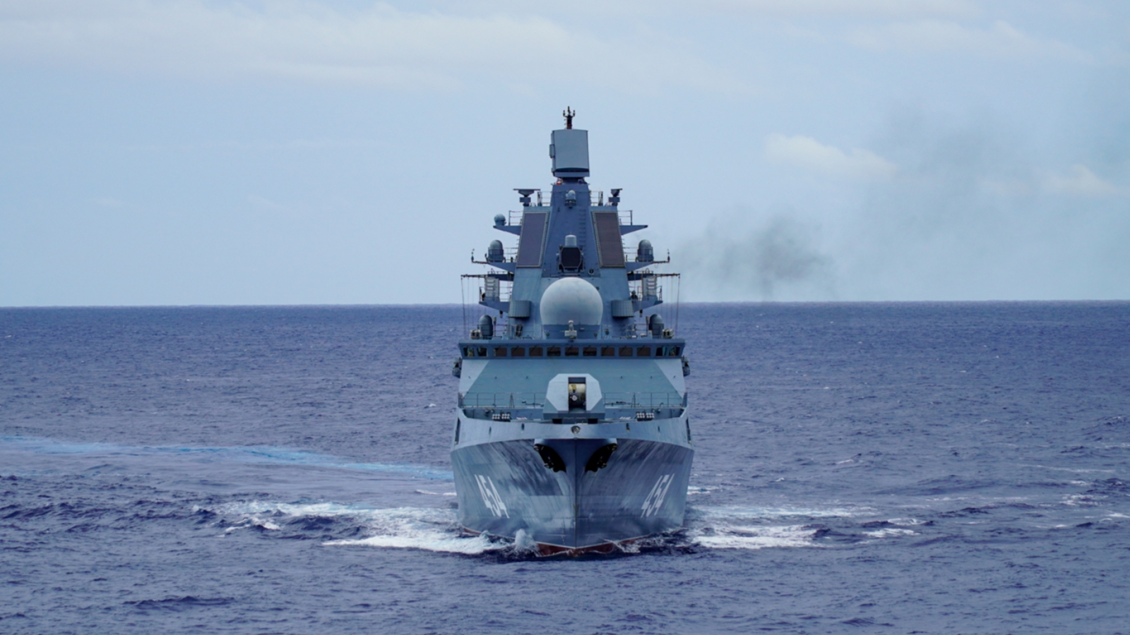 Фрегат Северного флота тестировал высокоточное оружие по «противнику»