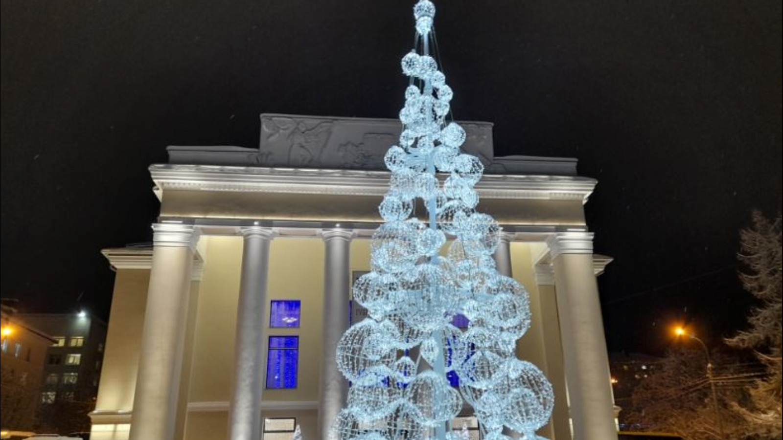 Мурманский драмтеатр потратит почти 200 тысяч на вывоз новогодней ели