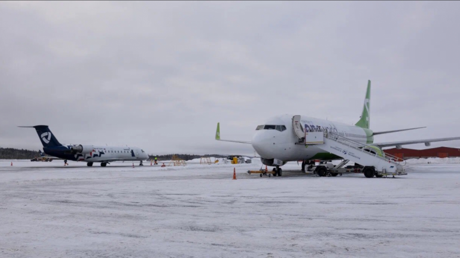 В мурманском аэропорту задерживают рейс в Череповец