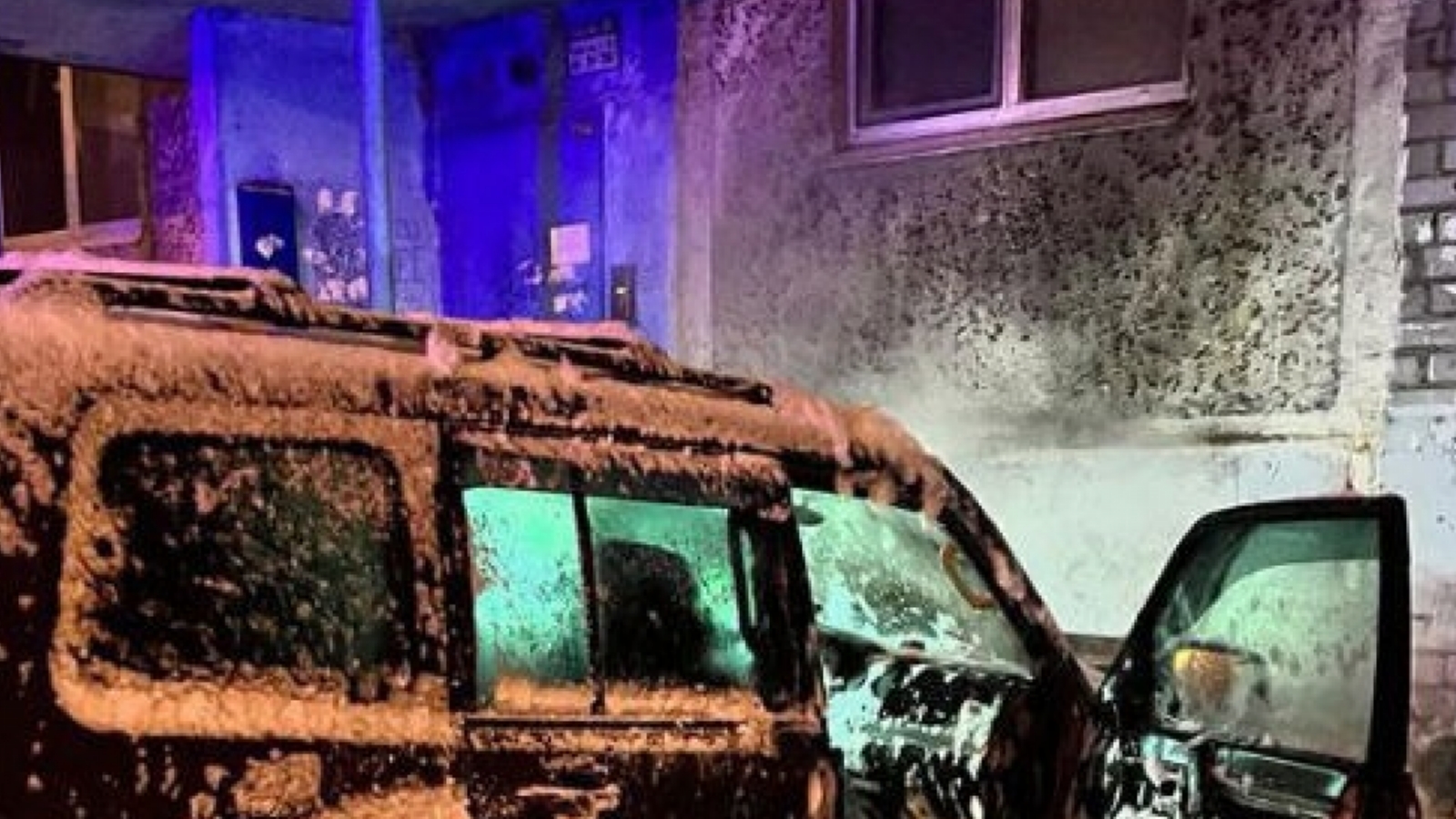 В Кировске горевший Mitsubishi Pajero закоптил окна дома