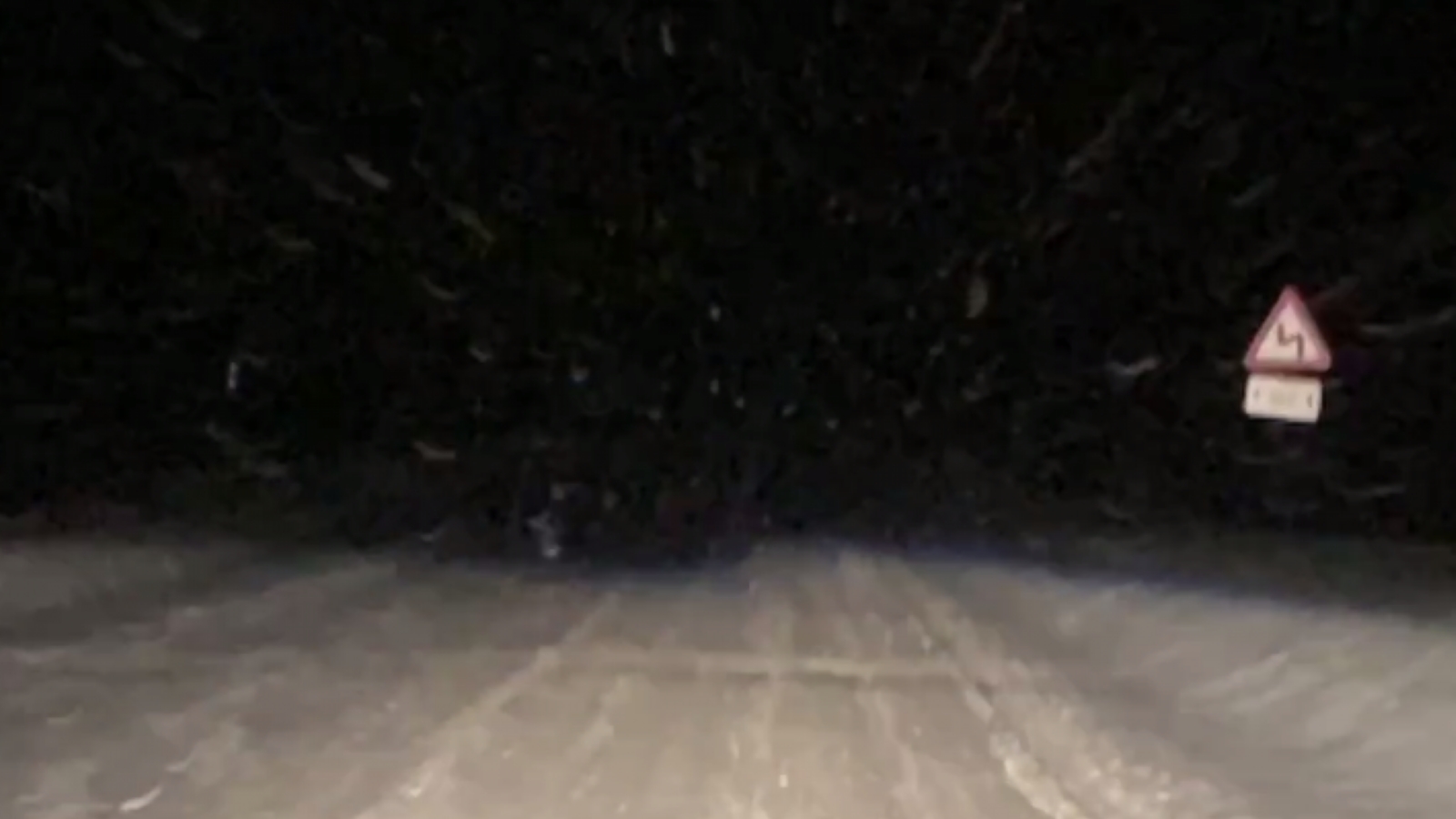 Очищенную от снега дорогу в Териберку снова заметает [видео]