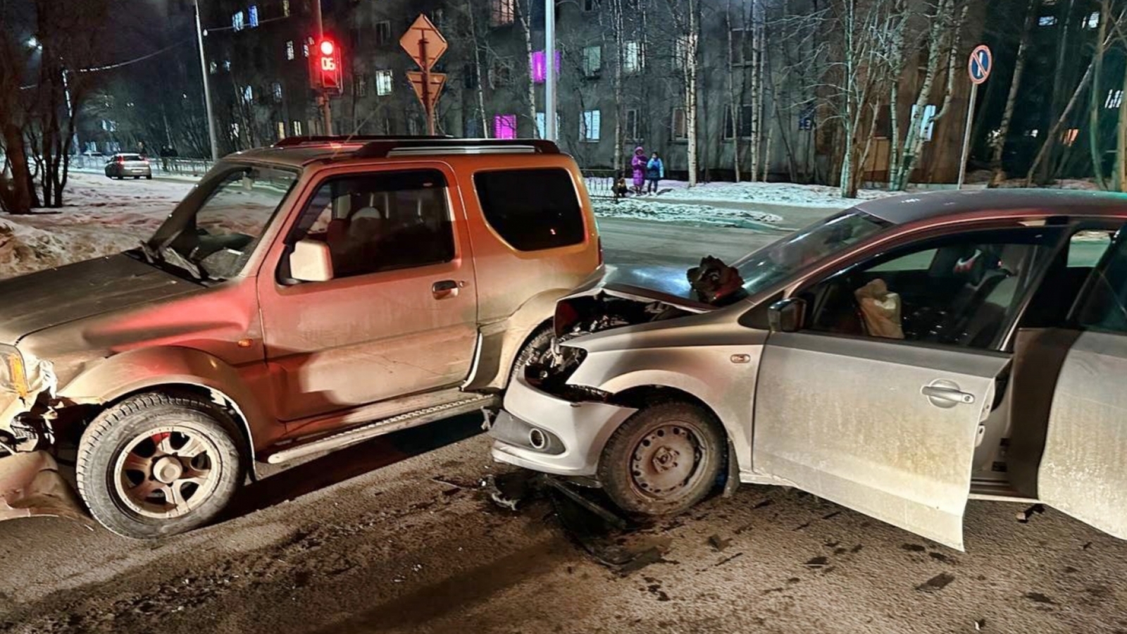 В аварии на улице Николаева в Мурманске ранен человек