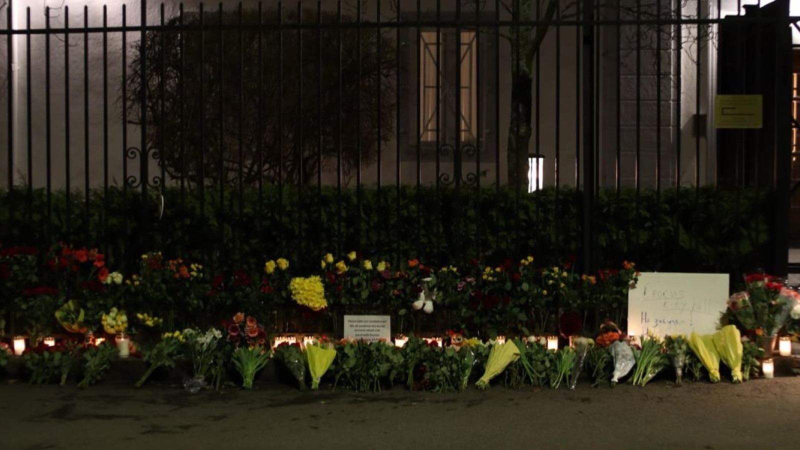 В Осло продолжают нести цветы к посольству России