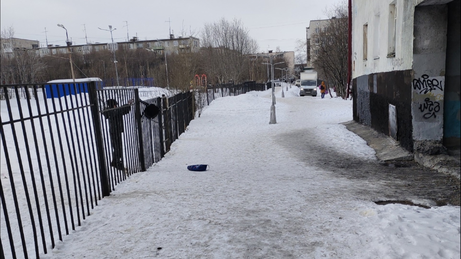 Детям в Мурманске приходится лезть через забор, чтобы попасть в школу