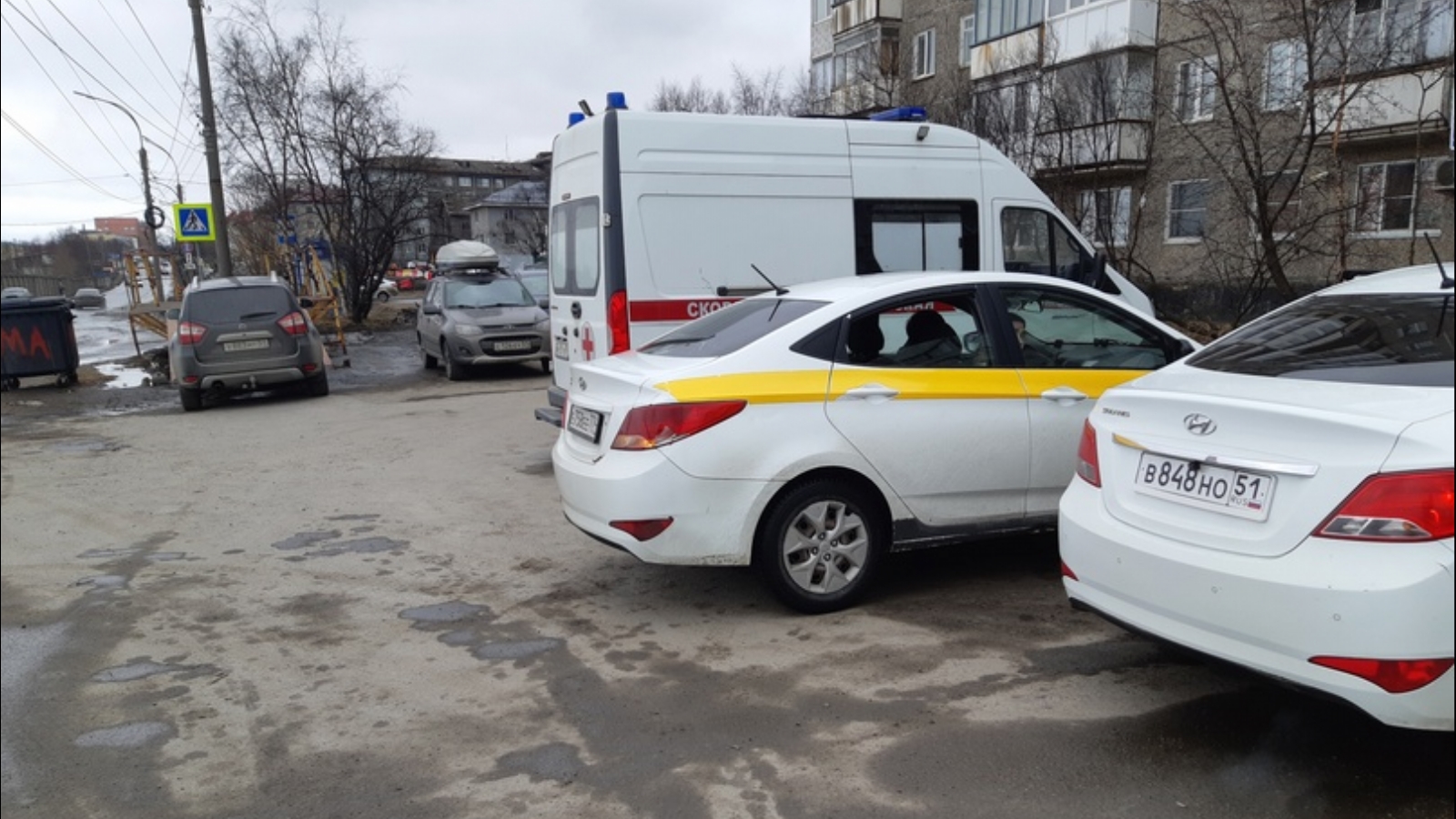 В Мурманске такси оккупировали парковку подстанции «Скорой помощи»