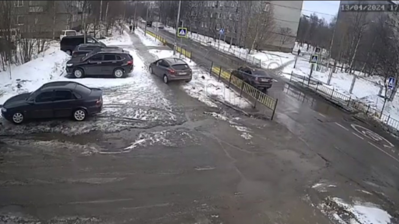 В Оленегорске автомобиль вылетел на тротуар [видео]