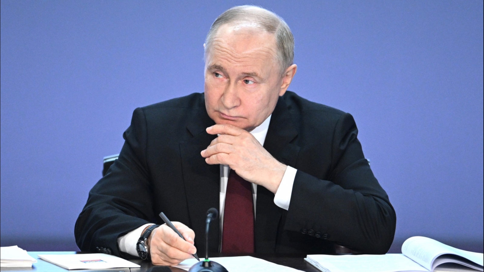 Путин: «Прежде всего нужно обеспечить интересы и безопасность государства и общества»