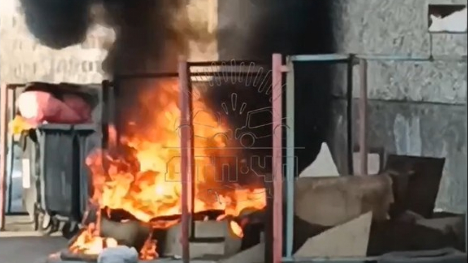 Мусорные баки горели в Мурманске [видео]