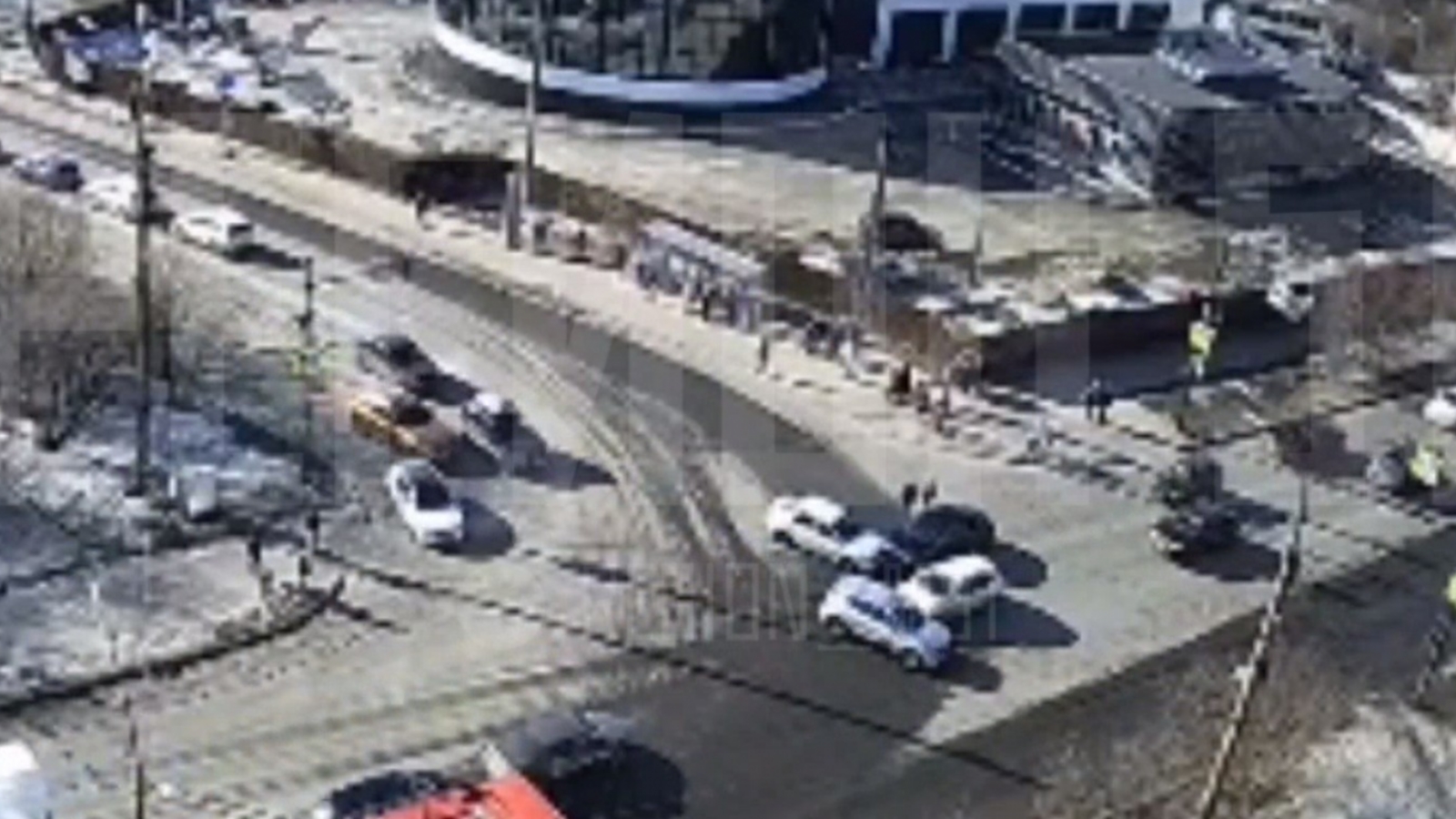 Две аварии парализовали движение на перекрёстке в Мурманске [видео]