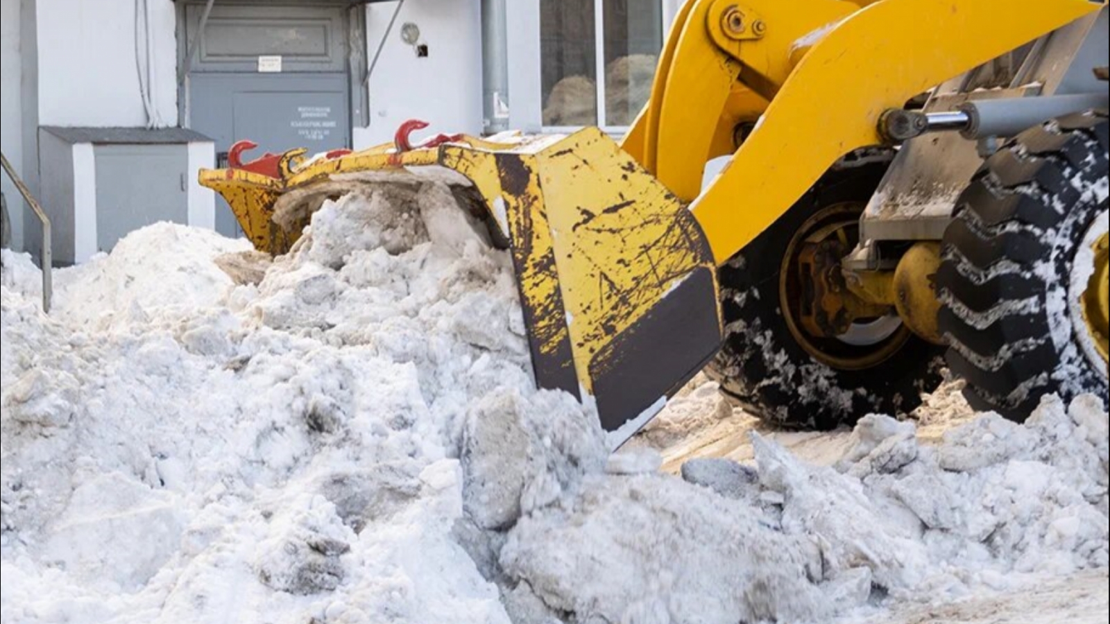 Из-за уборки снега в Мурманске ограничат парковку
