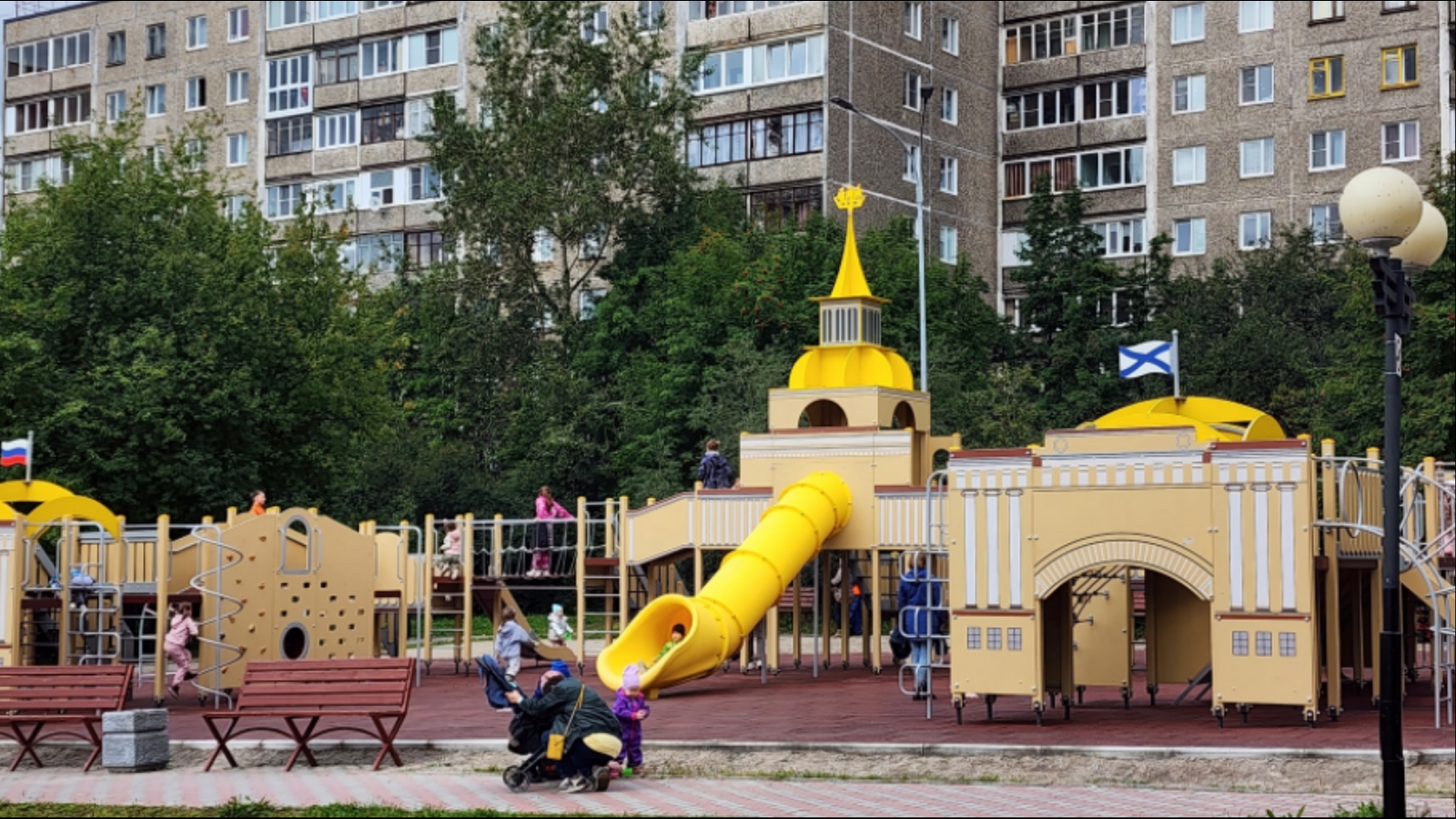 В Оленегорске появится детская площадка с каруселями