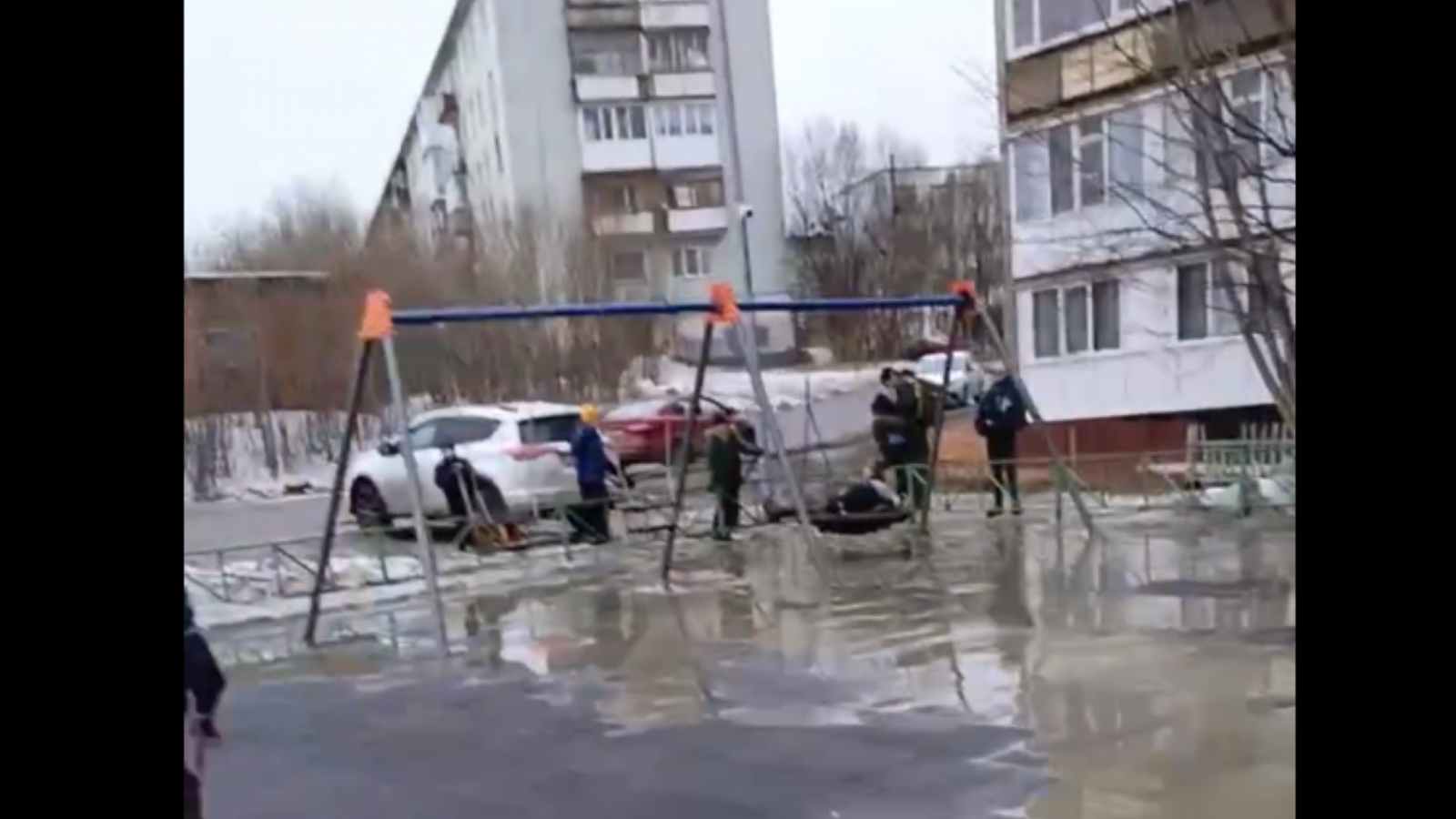 В Мурманске подростки затопили детскую площадку [видео]