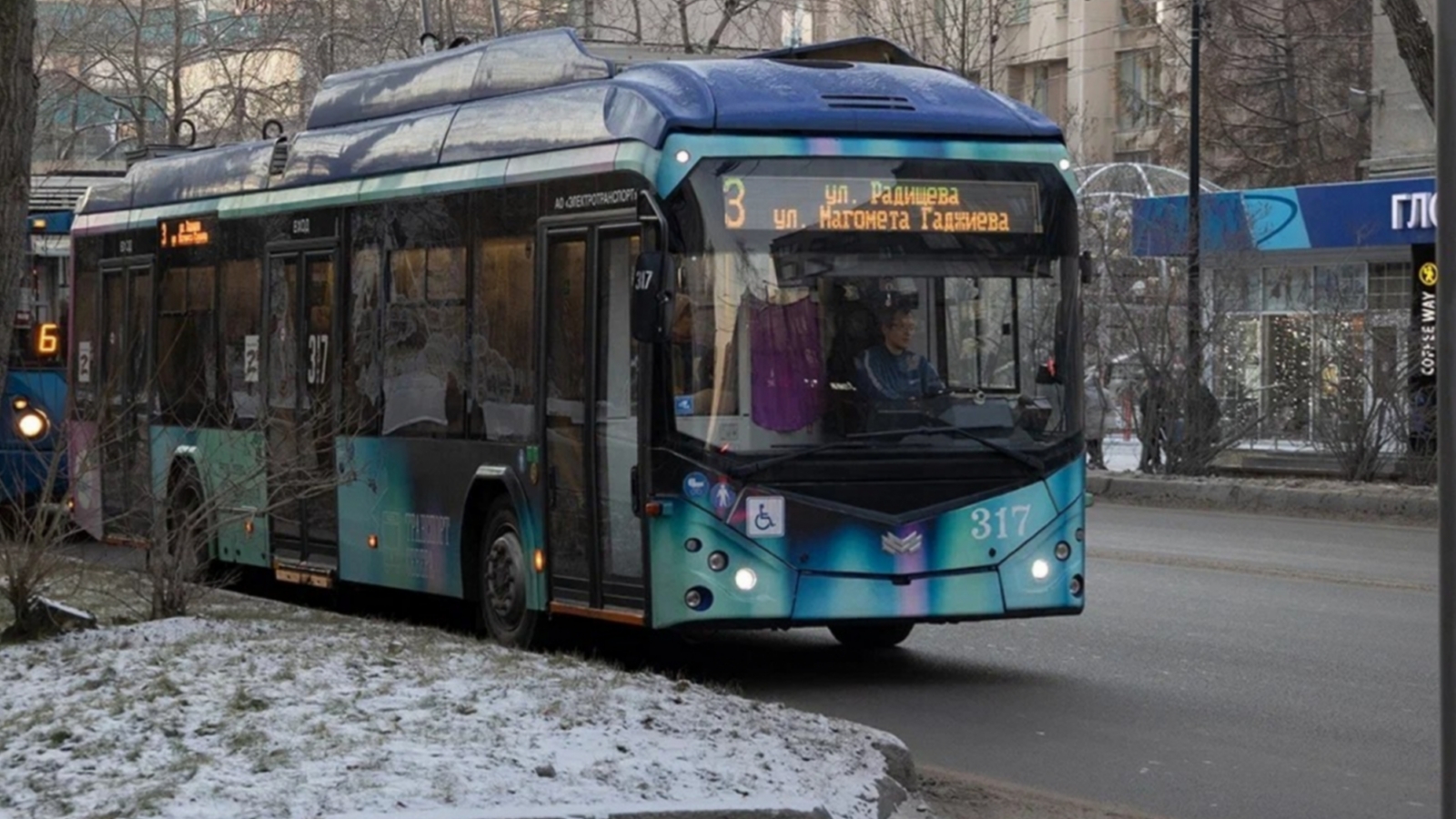 Троллейбус и легковушка столкнулись на перекрёстке в Мурманске