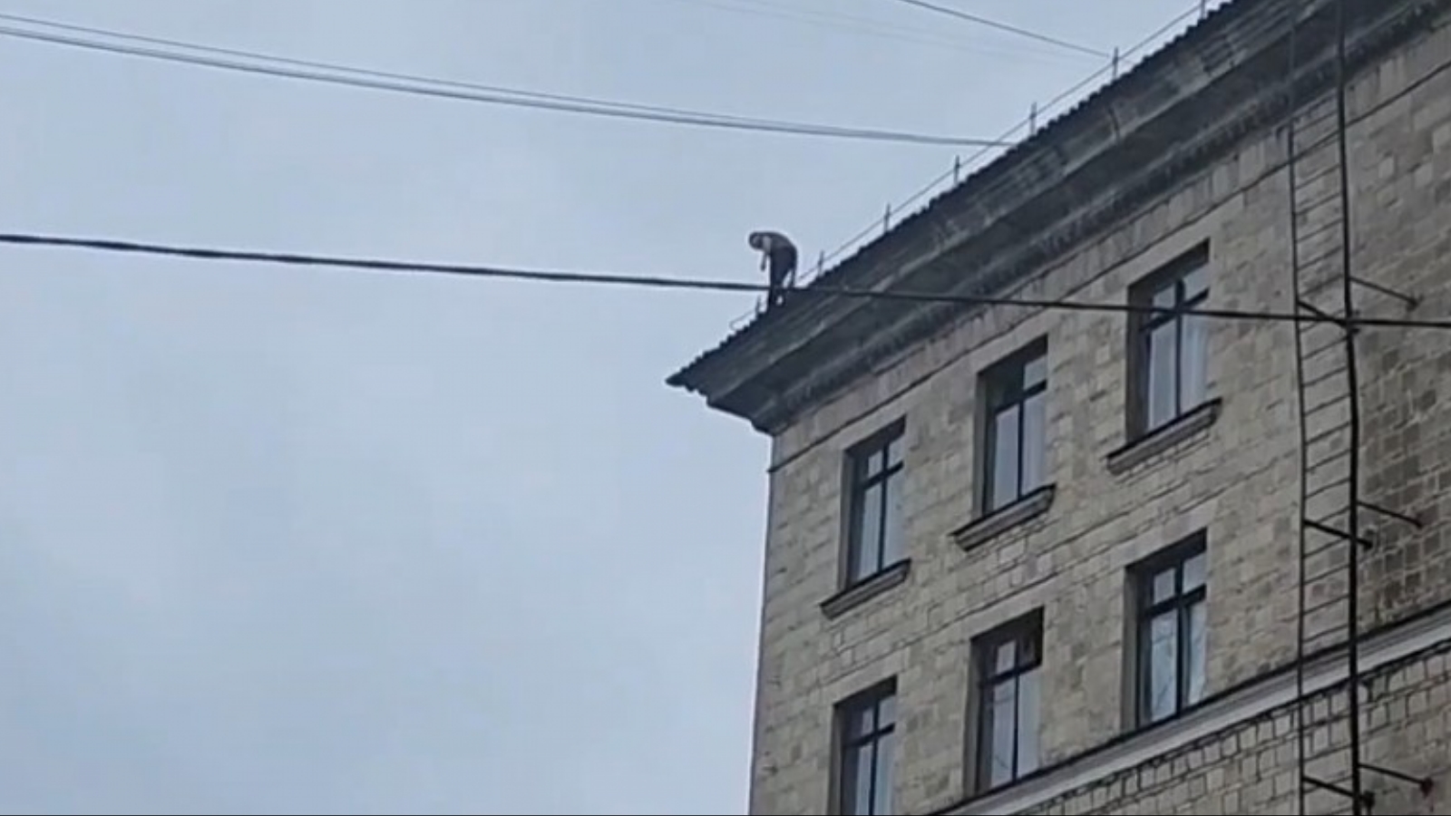 Мужчина в Североморске ходил по краю крыши и крестился [видео]