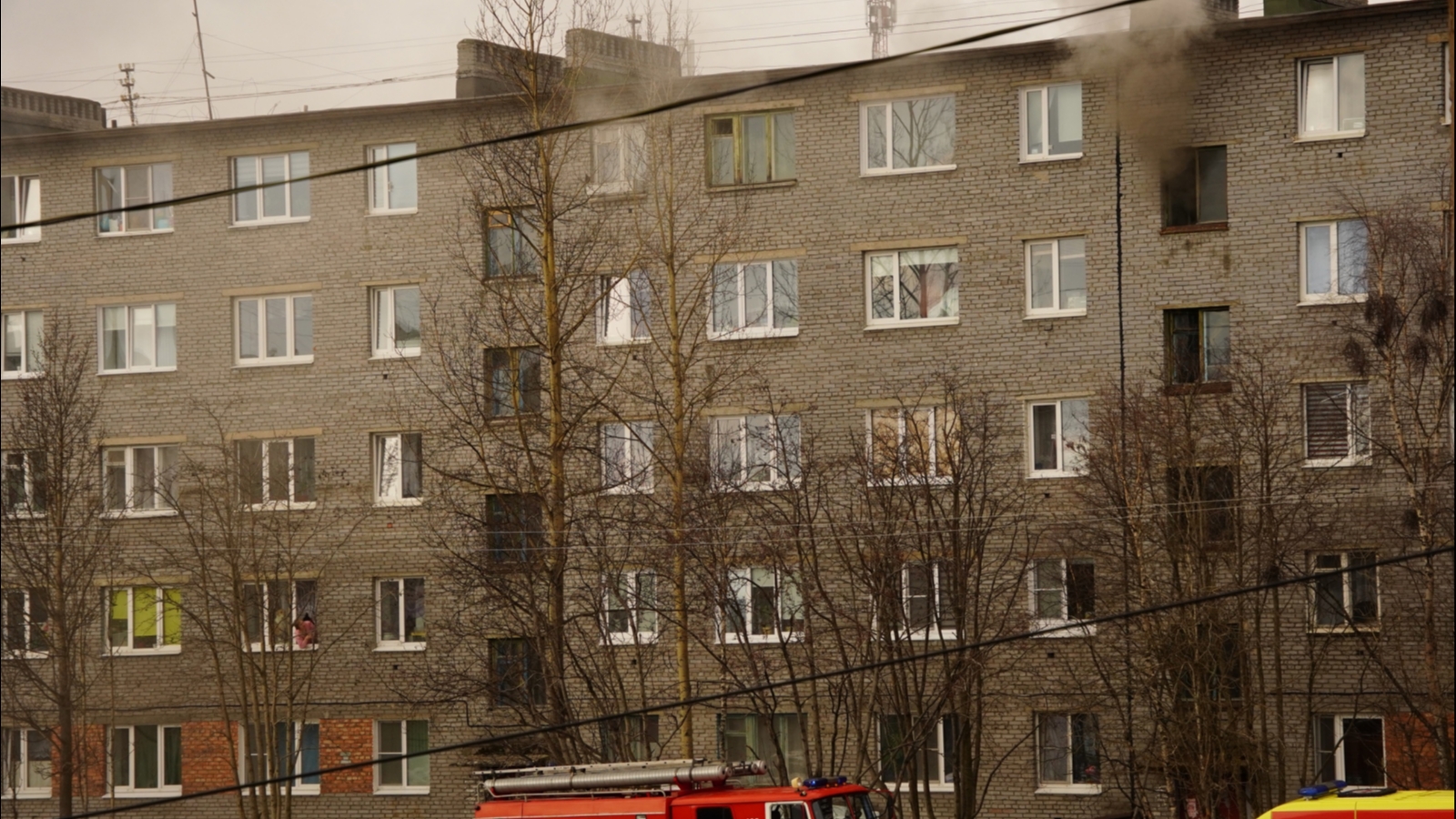 В Ковдоре тушат пожар в жилом доме