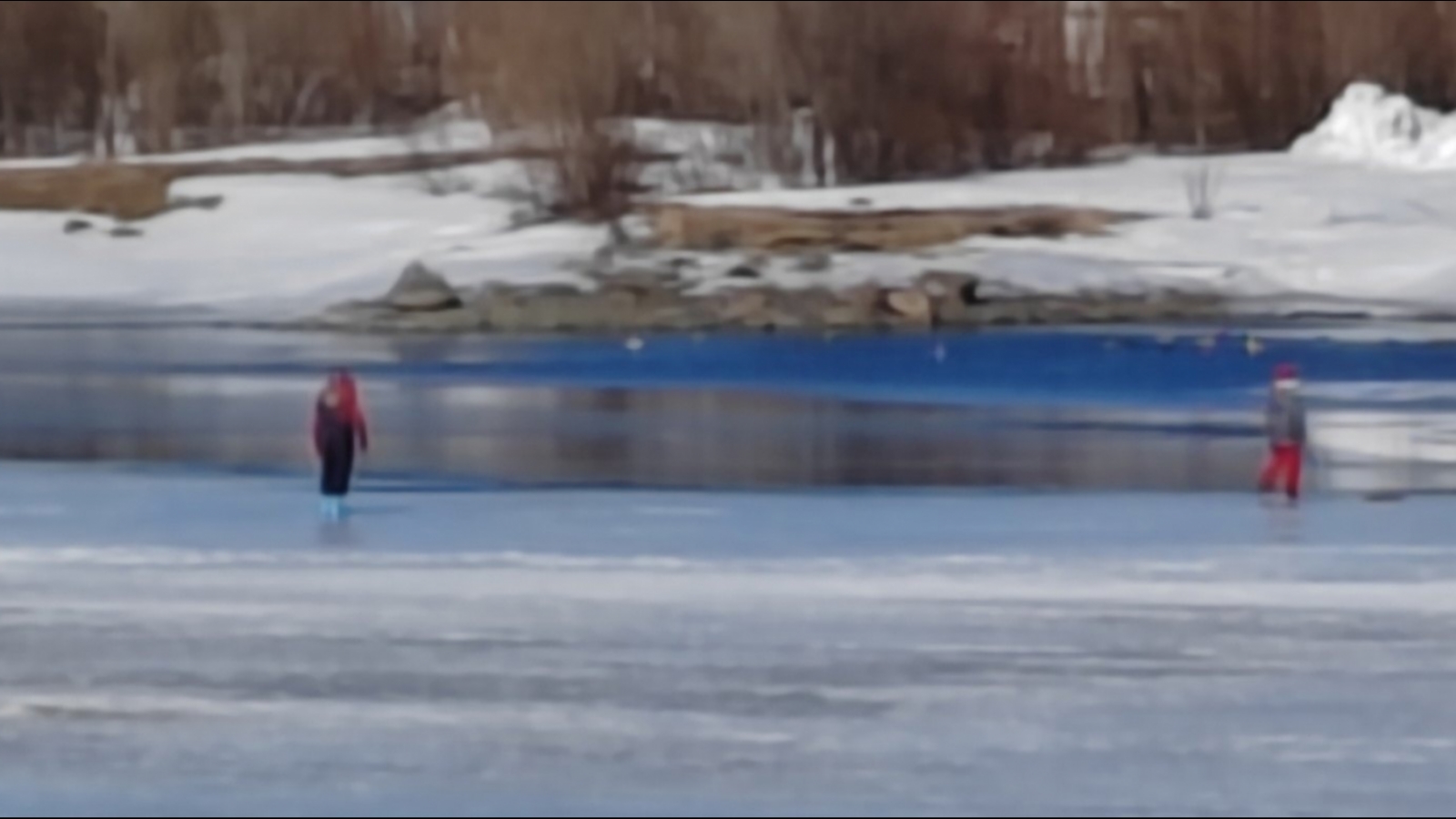 Дети в Мончегорске гуляют по тонкому льду