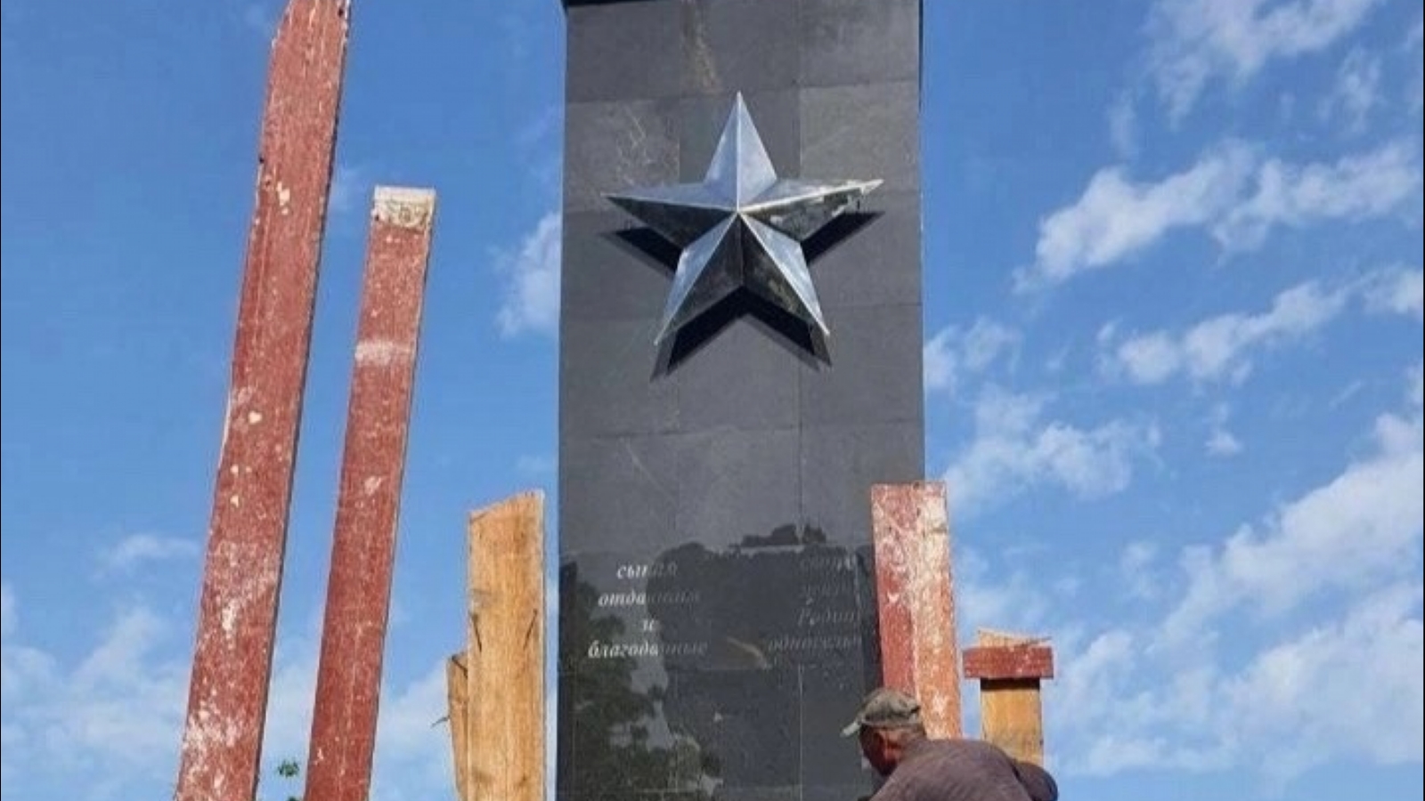 Мурманские строители восстанавливают памятник в Запорожье