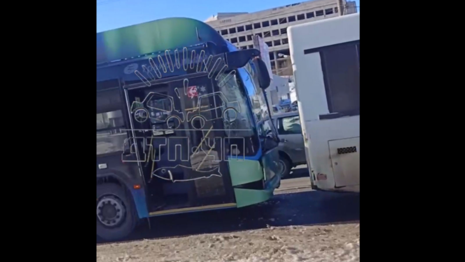Троллейбус врезался в автобус на дороге в Мурманске