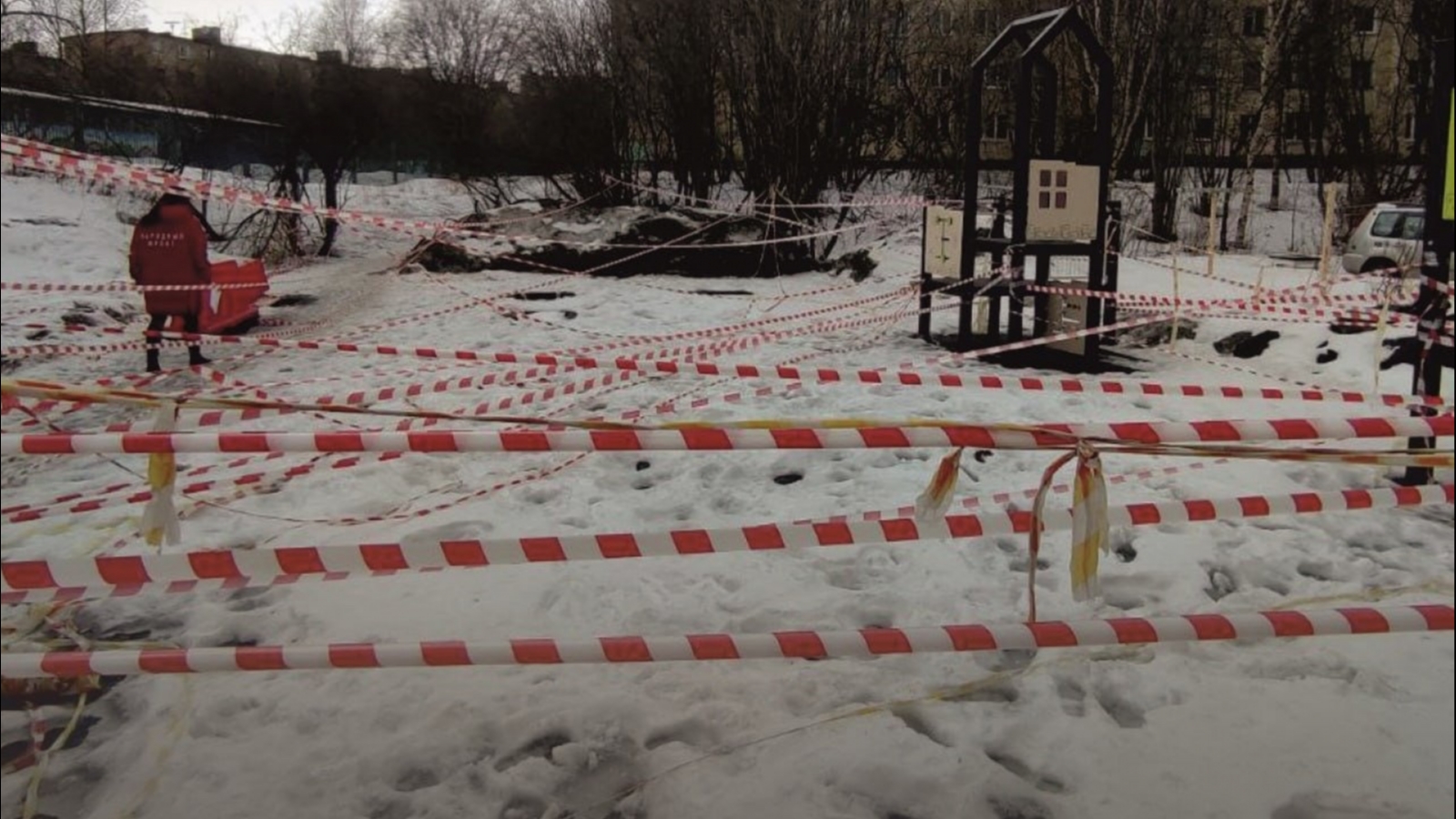 Вместо детской площадки в Мурманске появилась «гигантская паутина»