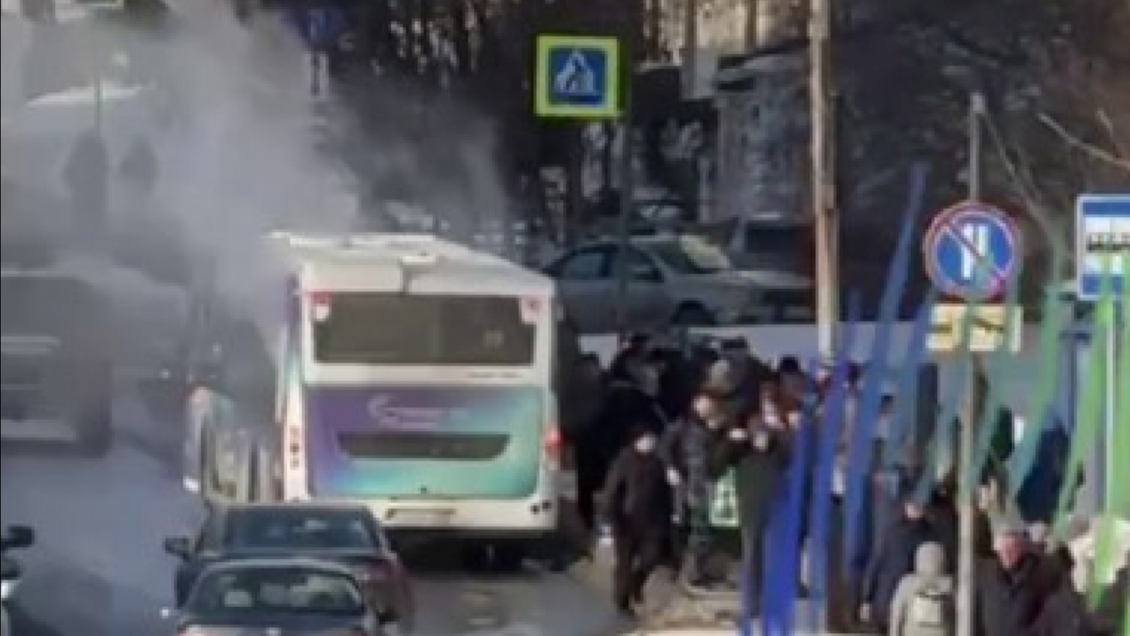 В Мурманске загорелся автобус с пассажирами [видео]