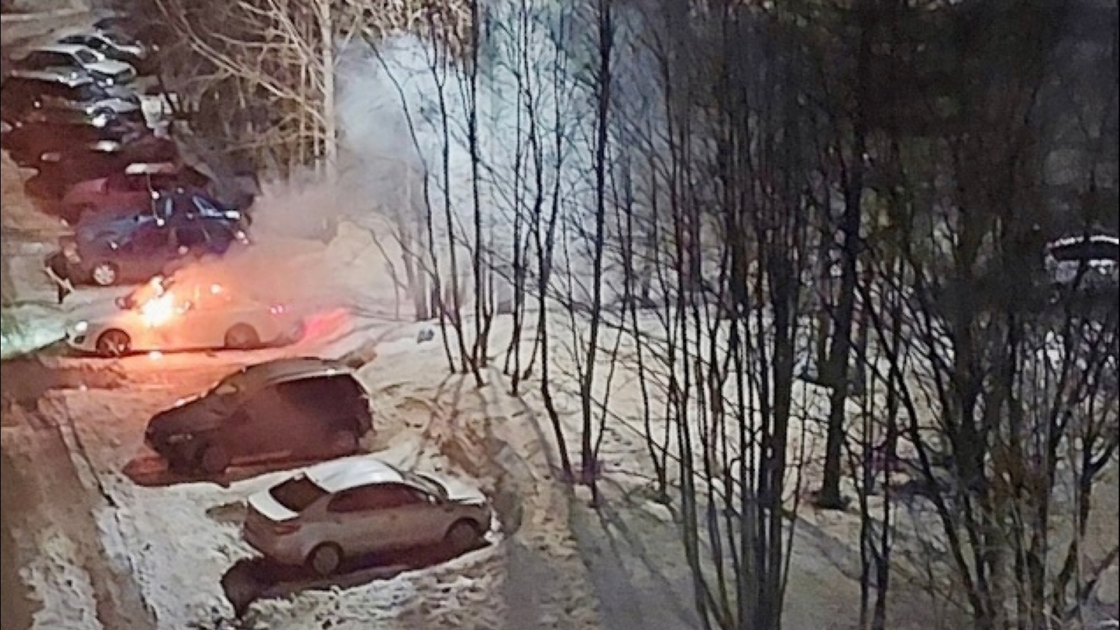 Во дворе Мончегорска потушили горящий автомобиль