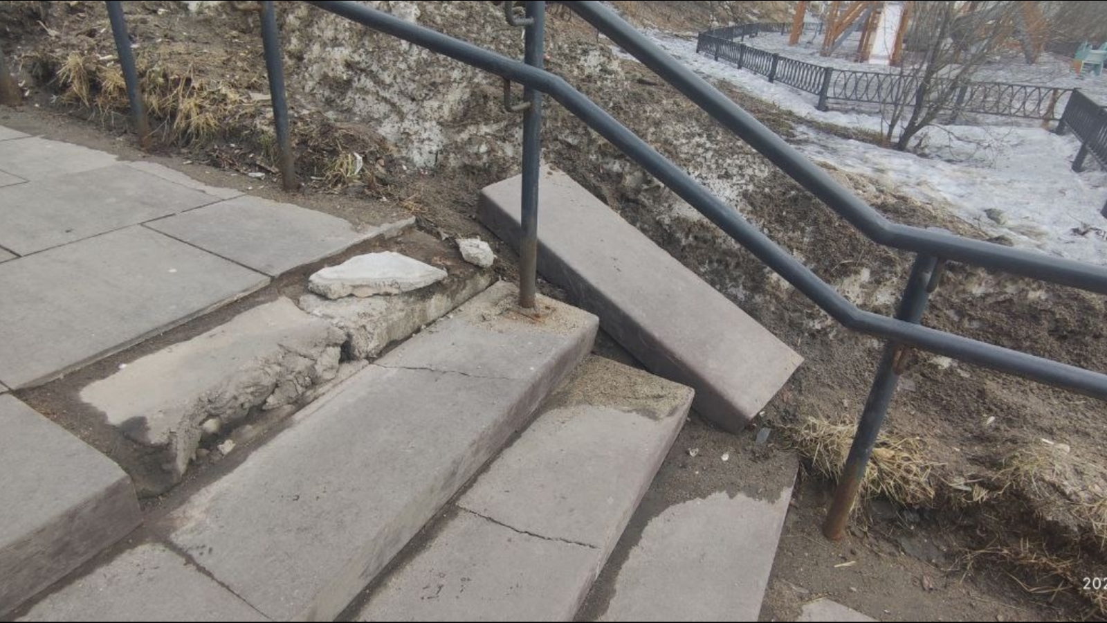 Мурманчане о лестнице на Старостина: «Опасно людям ходить»
