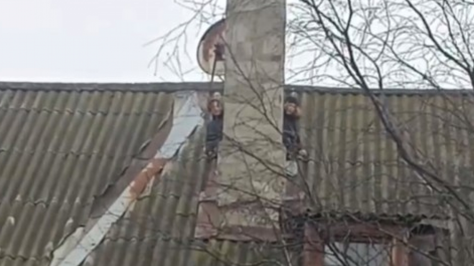 В Мурманске дети гуляют по крыше [видео]