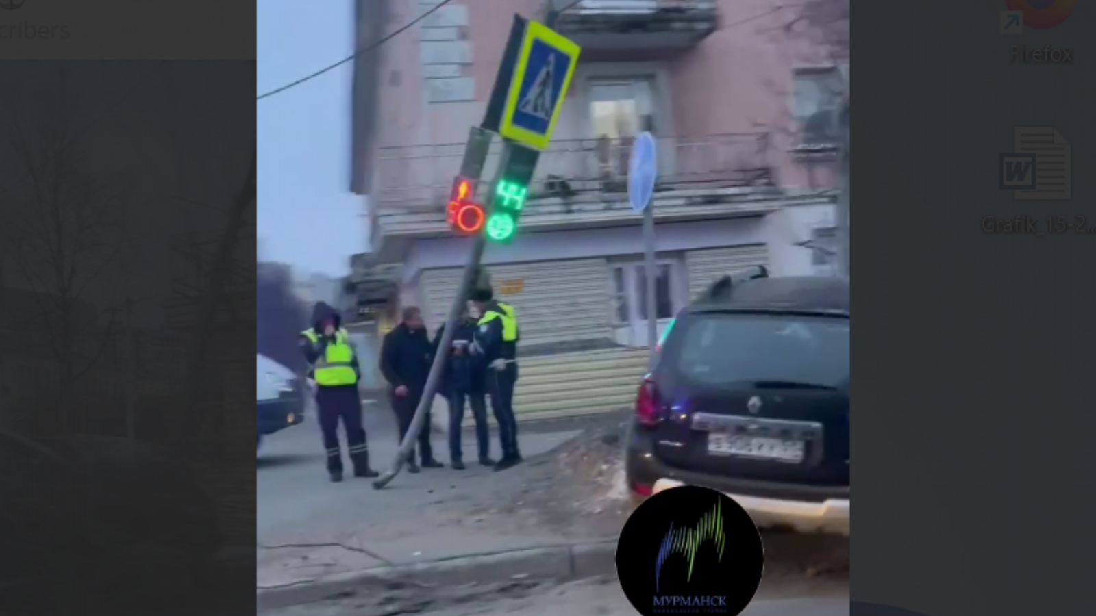В Мурманске водитель сбил светофор [видео]