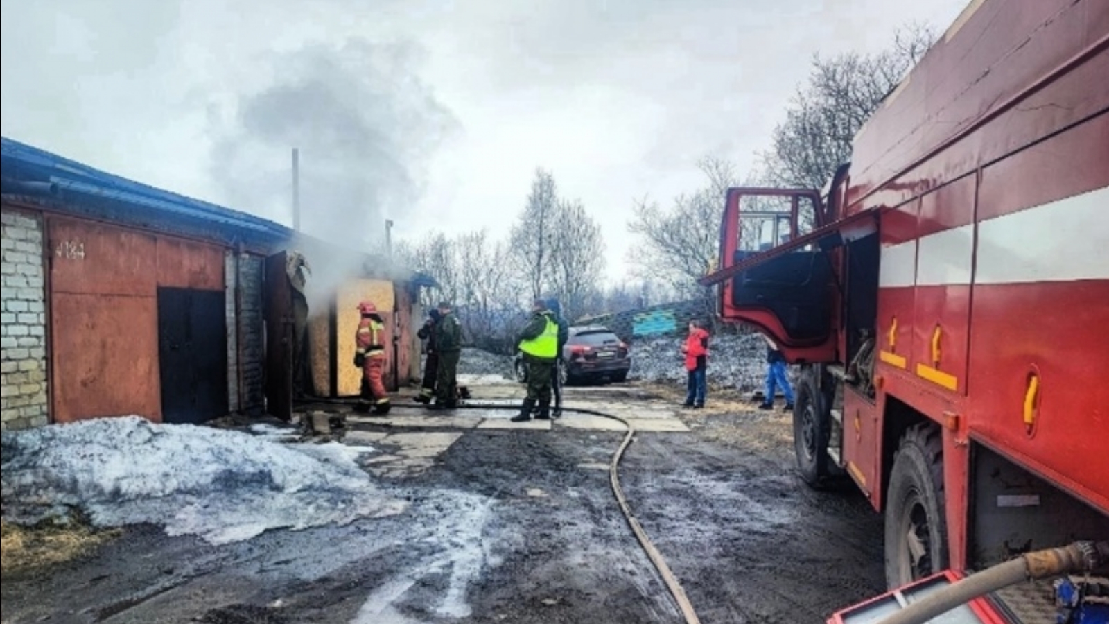 В Мурманске из пожара эвакуировали два газовых баллона