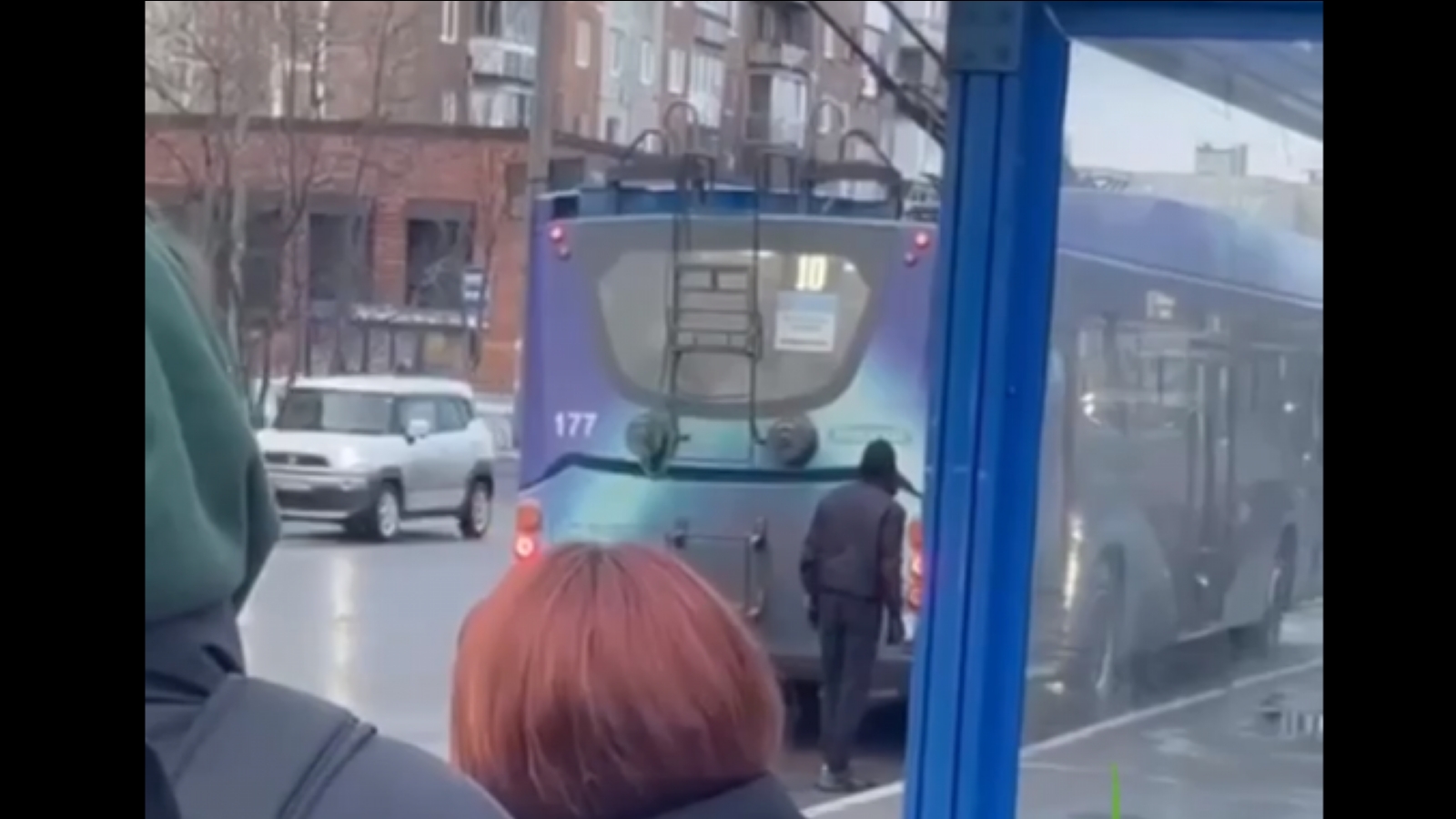 В Мурманске водитель троллейбуса «шуганул» зацепера [видео]