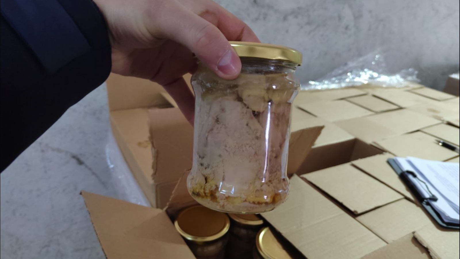 В Мурманске изъяли больше 15 тысяч банок опасной печени трески [видео]