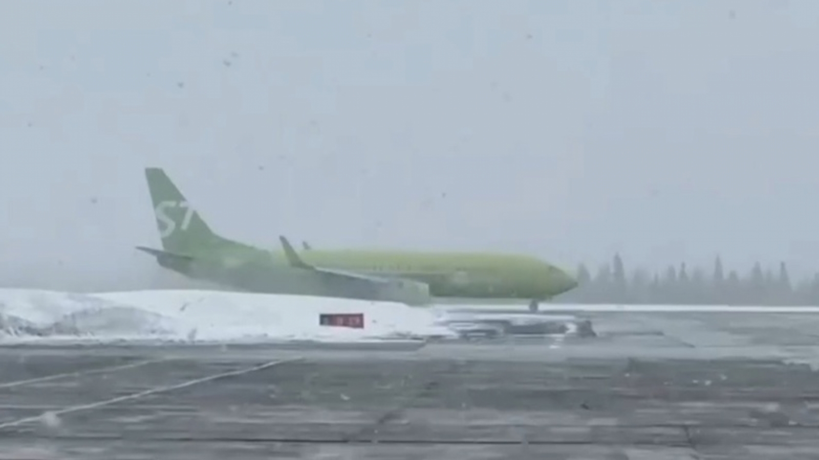 В аэропорту «Хибины» приземлился самый большой самолёт за всю его историю [видео]