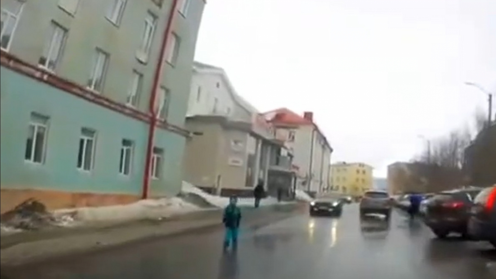 В Кировске ребёнок гуляет по проезжей части [видео]