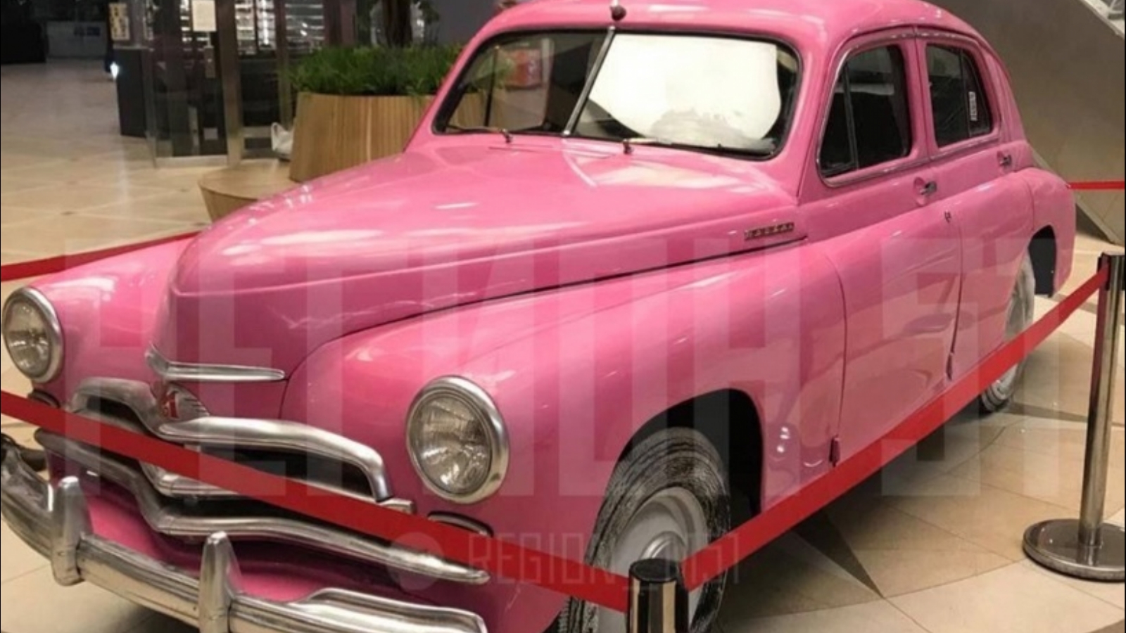 В торговом центре Мурманска припарковали розовую «Победу»