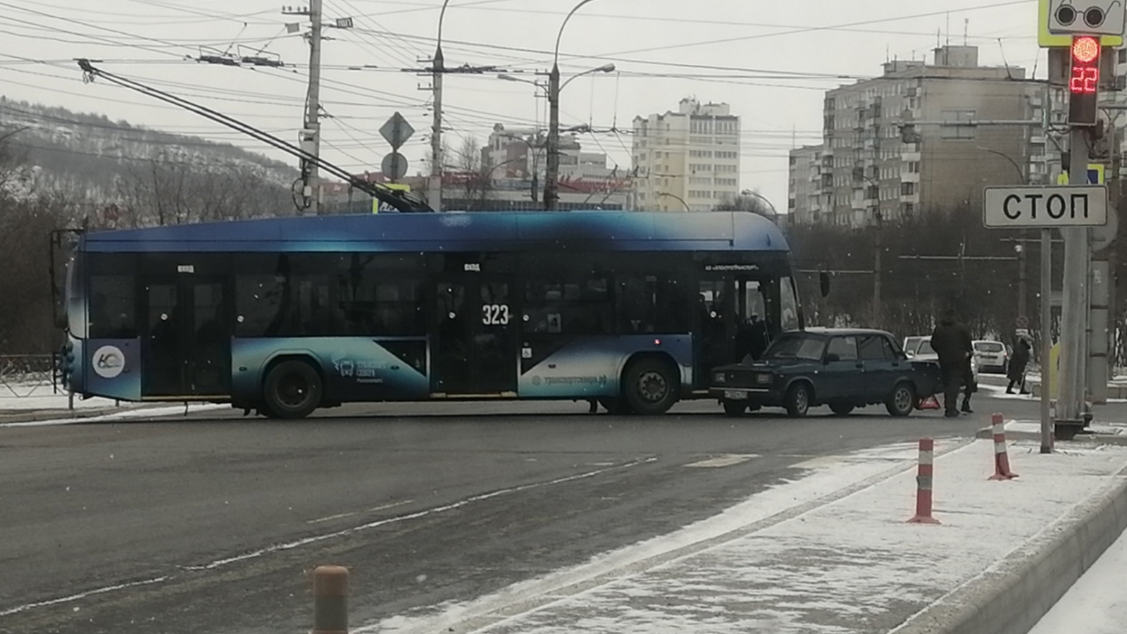 Троллейбус и легковушка столкнулись на перекрёстке в Мурманске