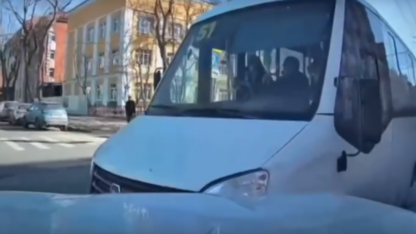 Момент столкновения маршрутки и легковушки в Мурманске попал на [видео]