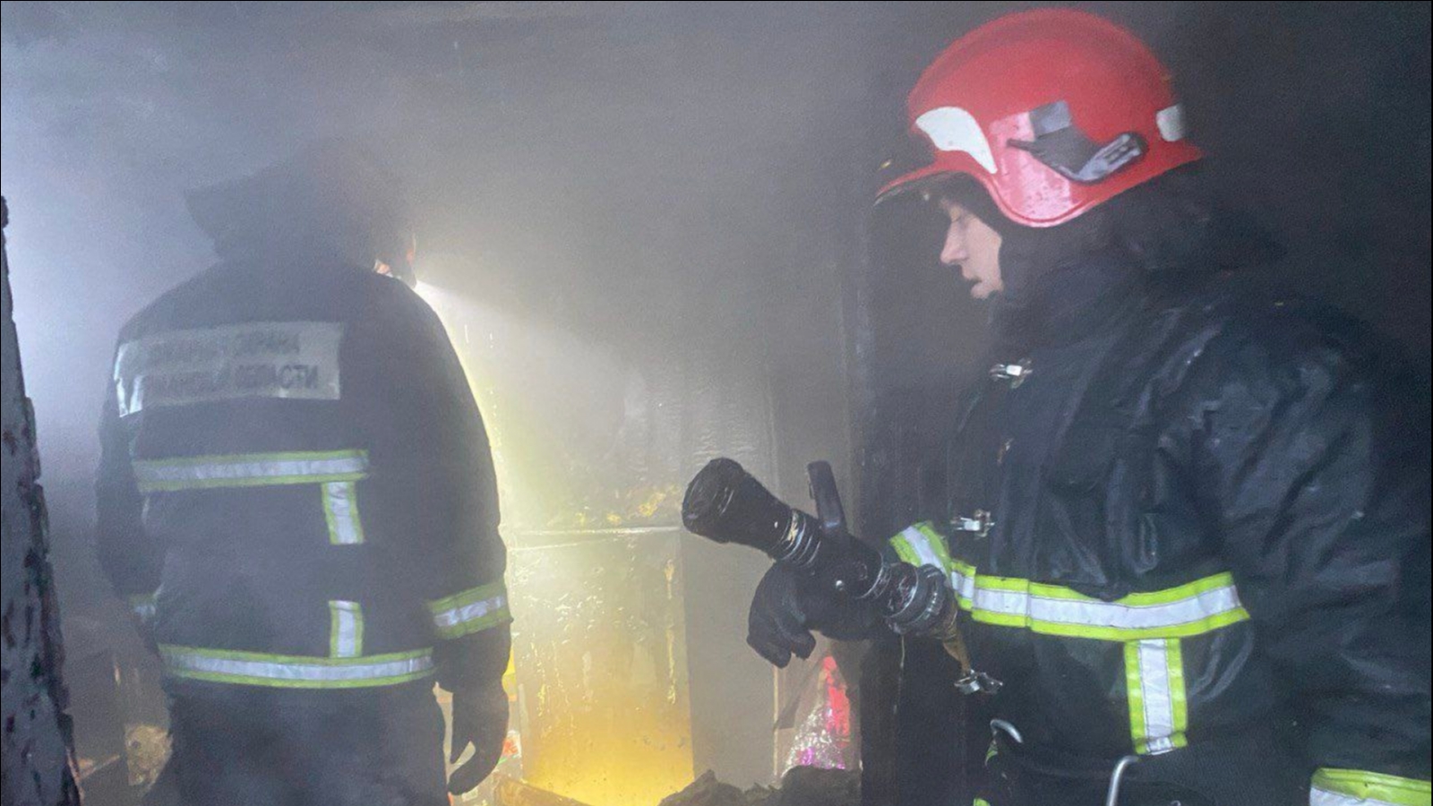 Шесть спасателей потушили пожар в нежилом доме в Никеле